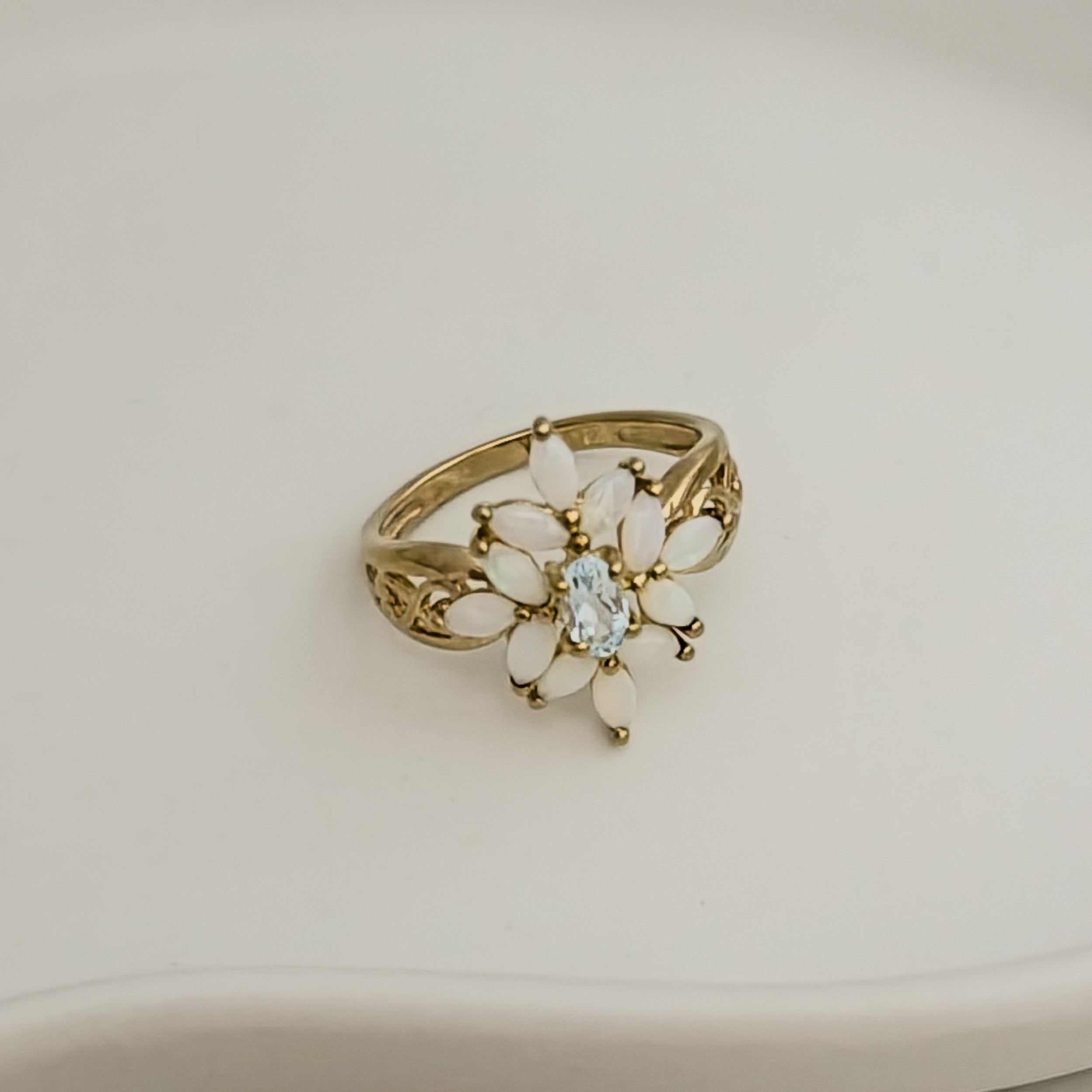 Vintage Ring aus 8K Gold mit Opal & Topas