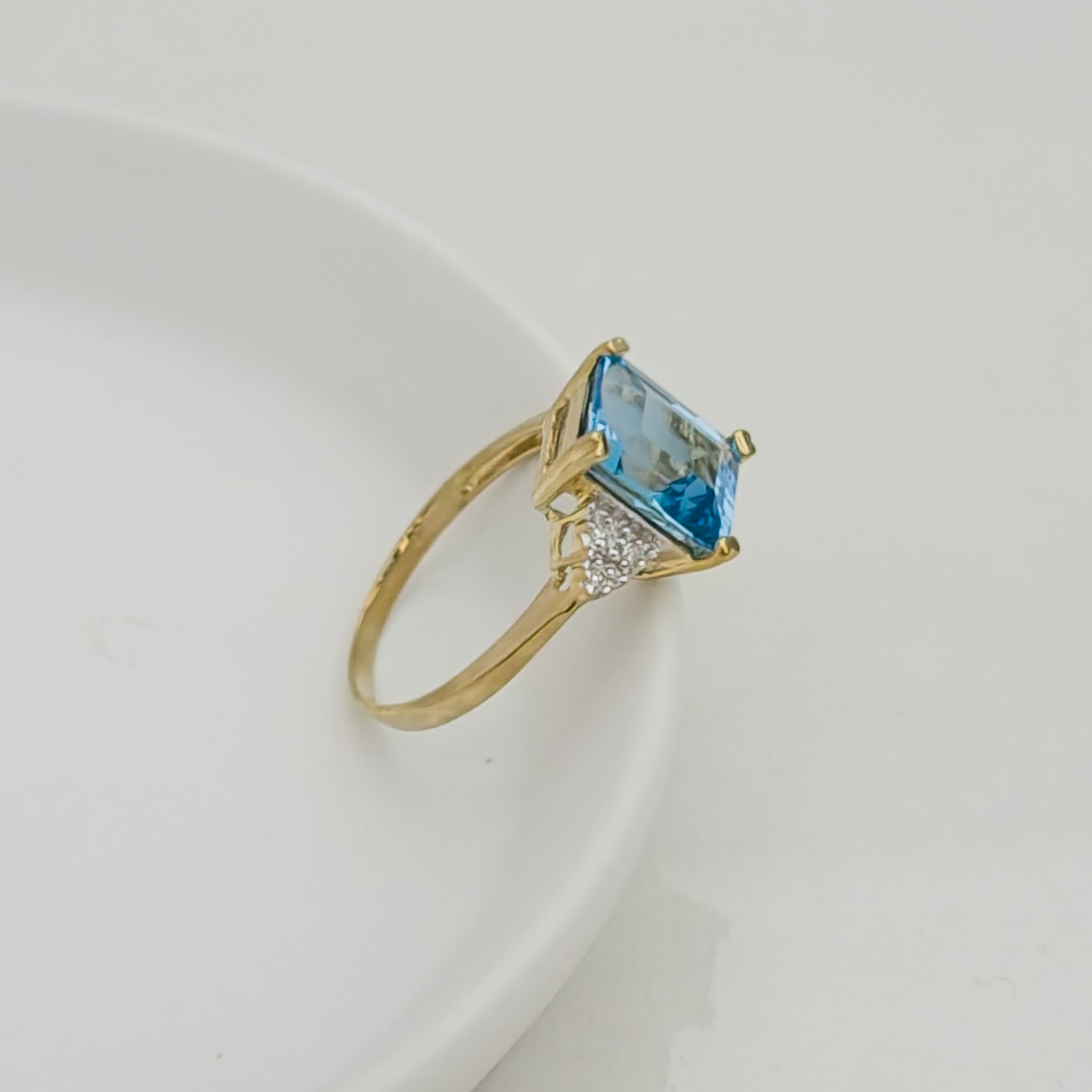 Vintage gold ring with brilliant topaz