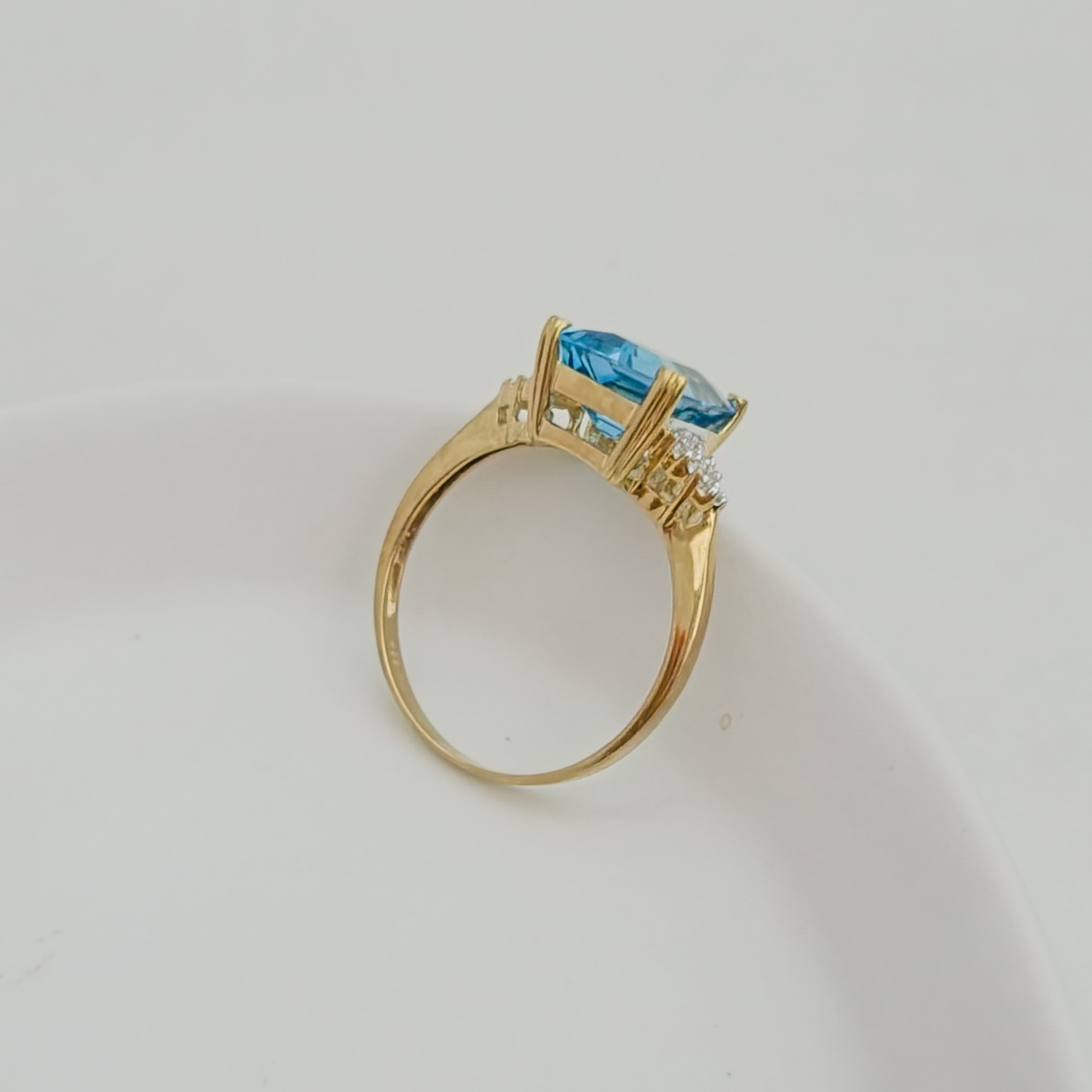 Vintage gold ring with brilliant topaz