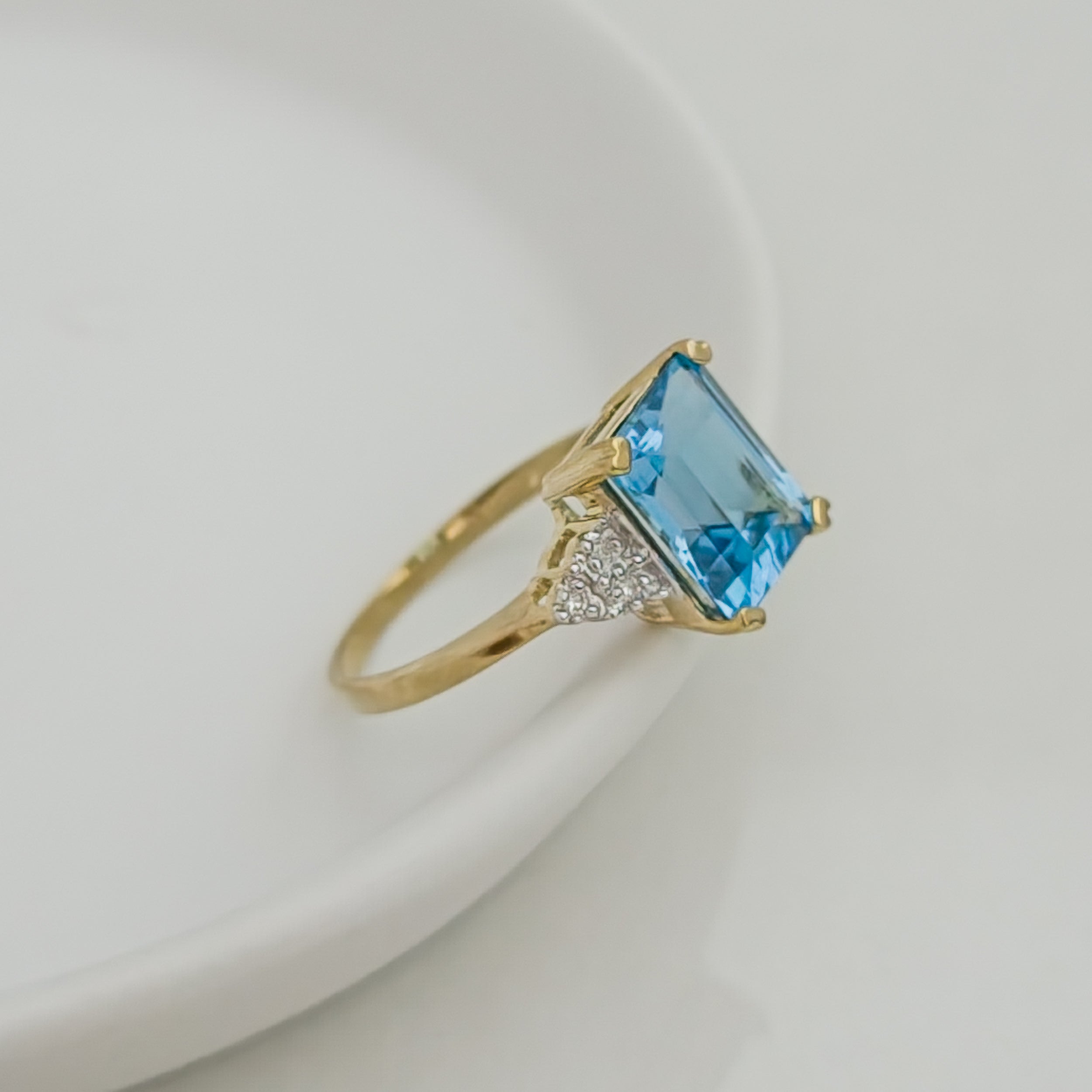 Vintage gold ring with brilliant topaz