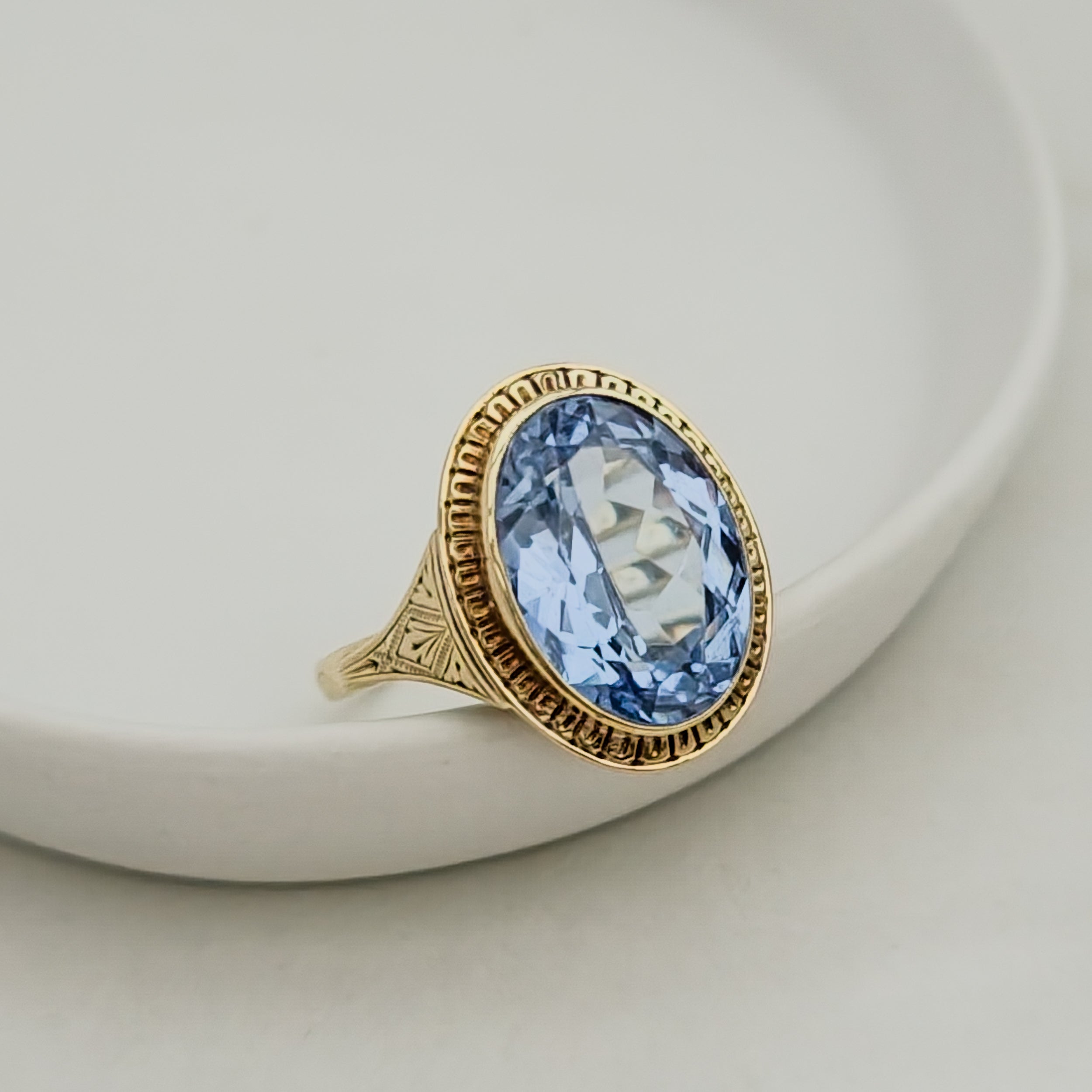 Antiker Ring aus Gold mit blauem Edelstein