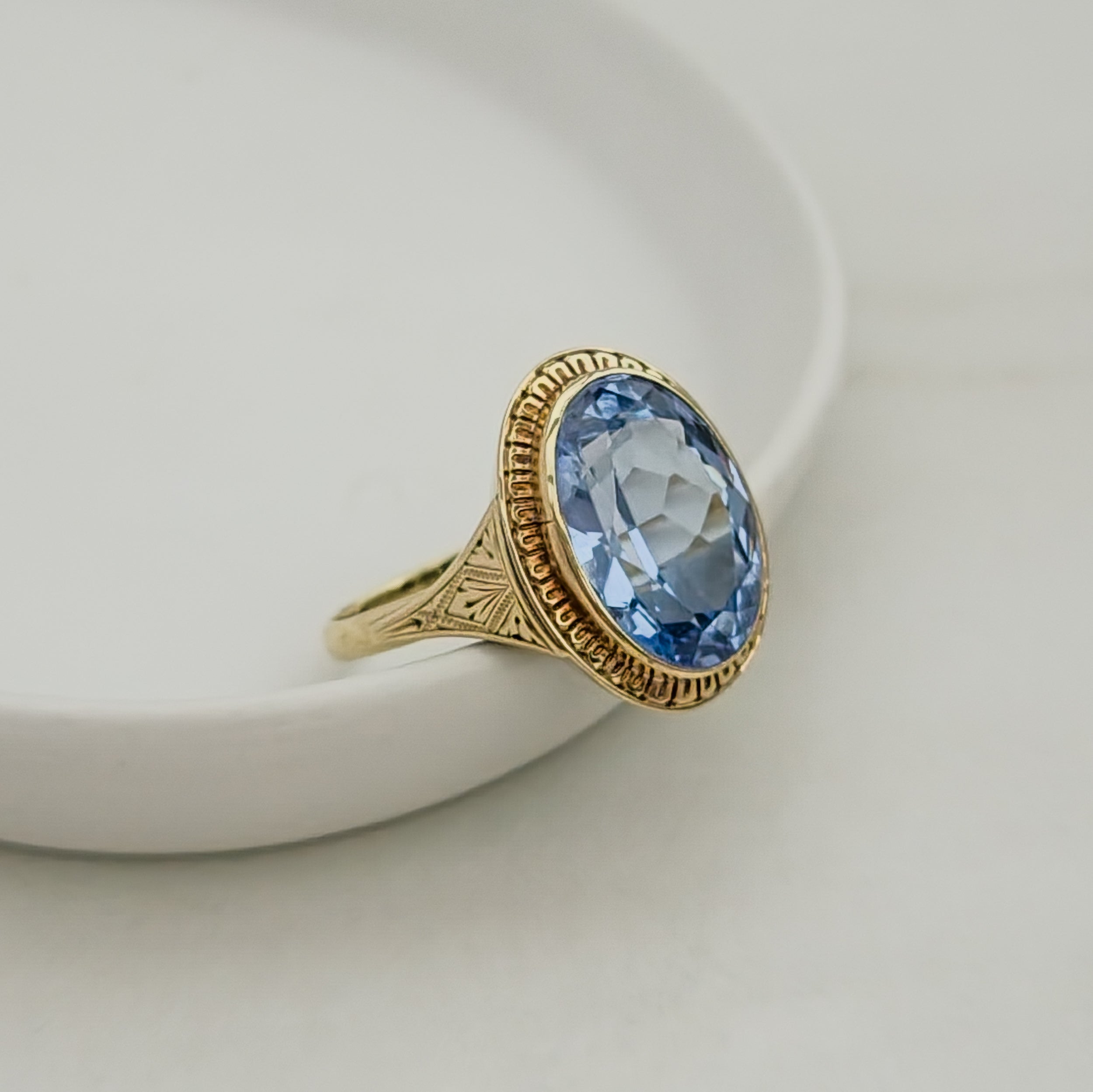 Antiker Ring aus Gold mit blauem Edelstein