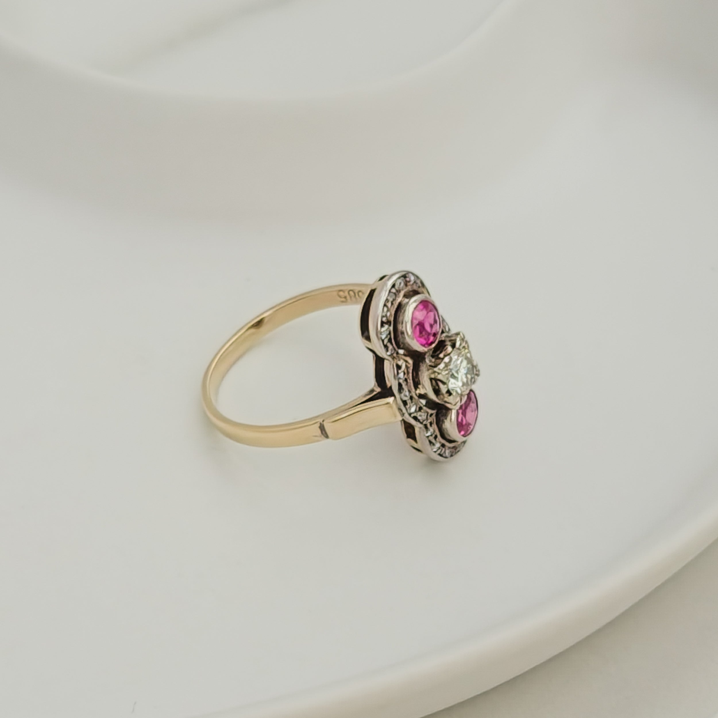 Antiker Triologie-Ring mit Diamant & Rubinen