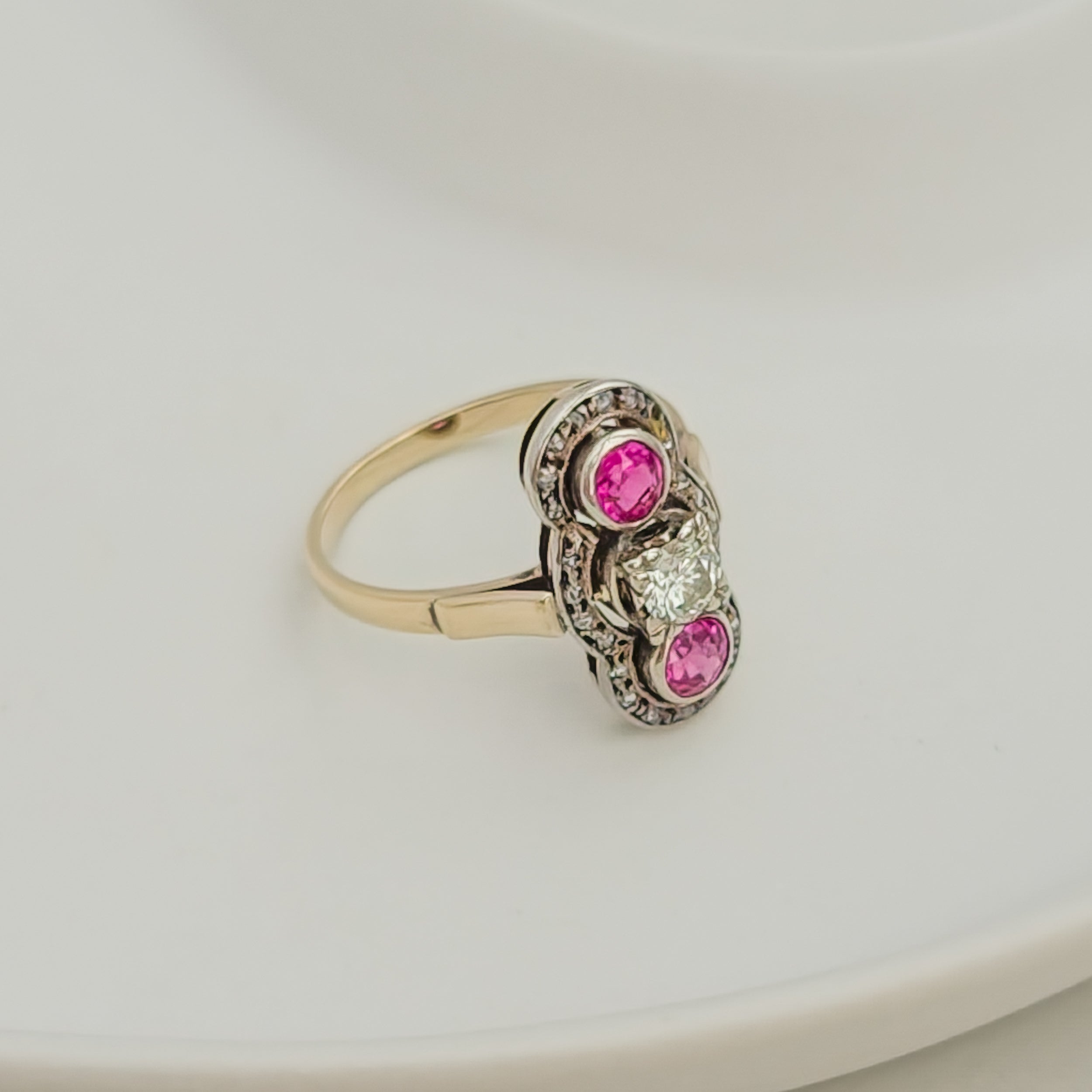 Antiker Triologie-Ring mit Diamant & Rubinen