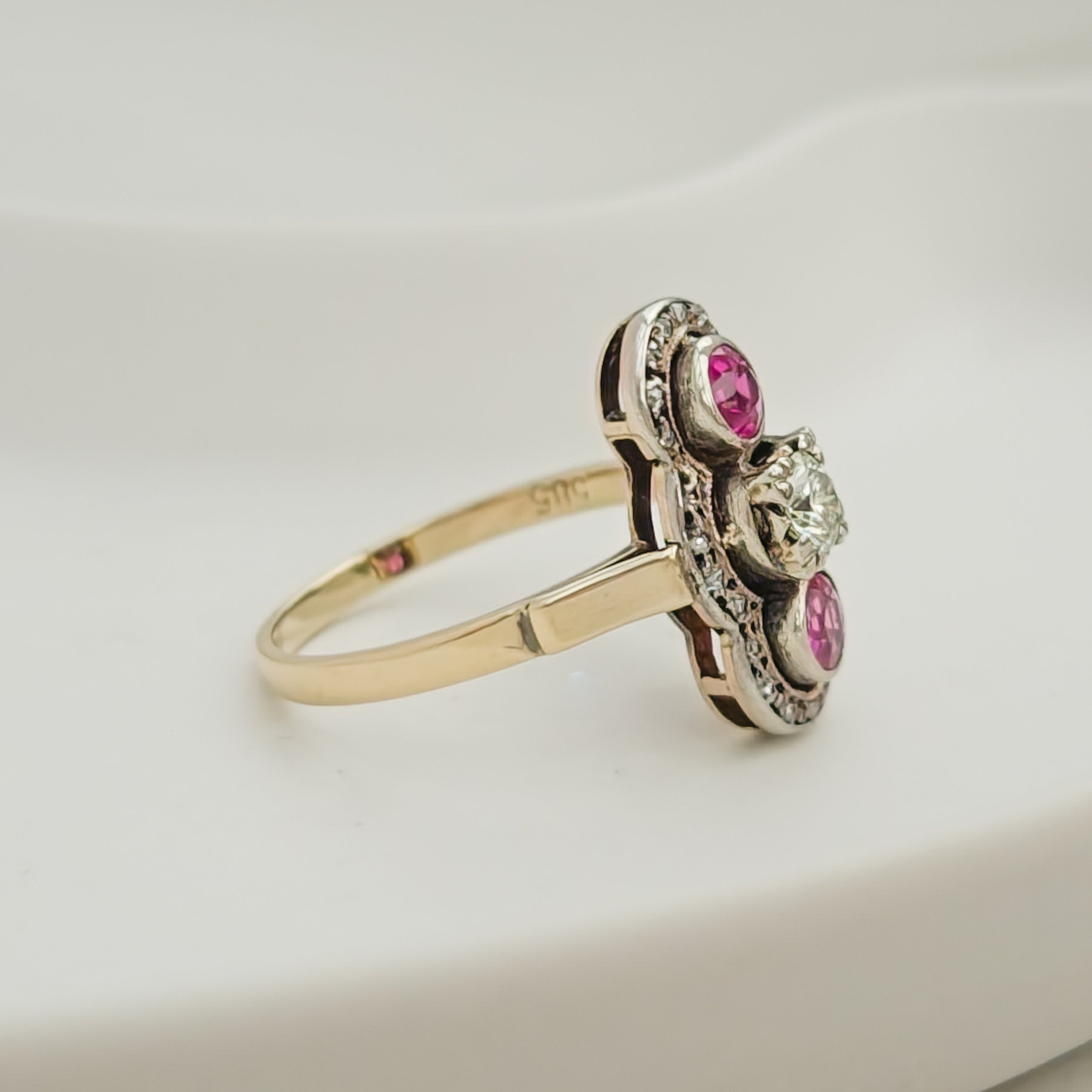 Antiker Triologie-Ring mit Diamant & Rubinen