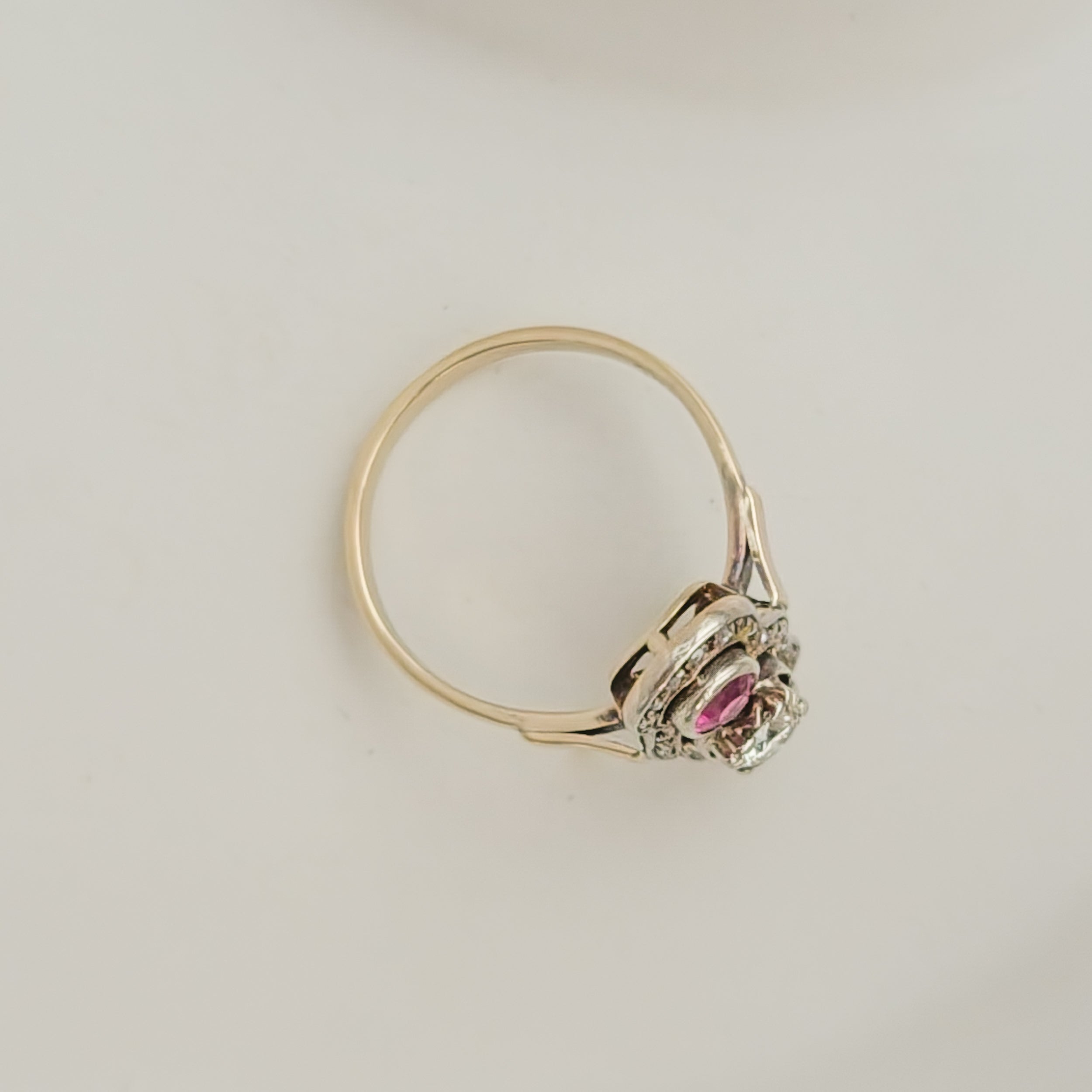 Antiker Triologie-Ring mit Diamant & Rubinen