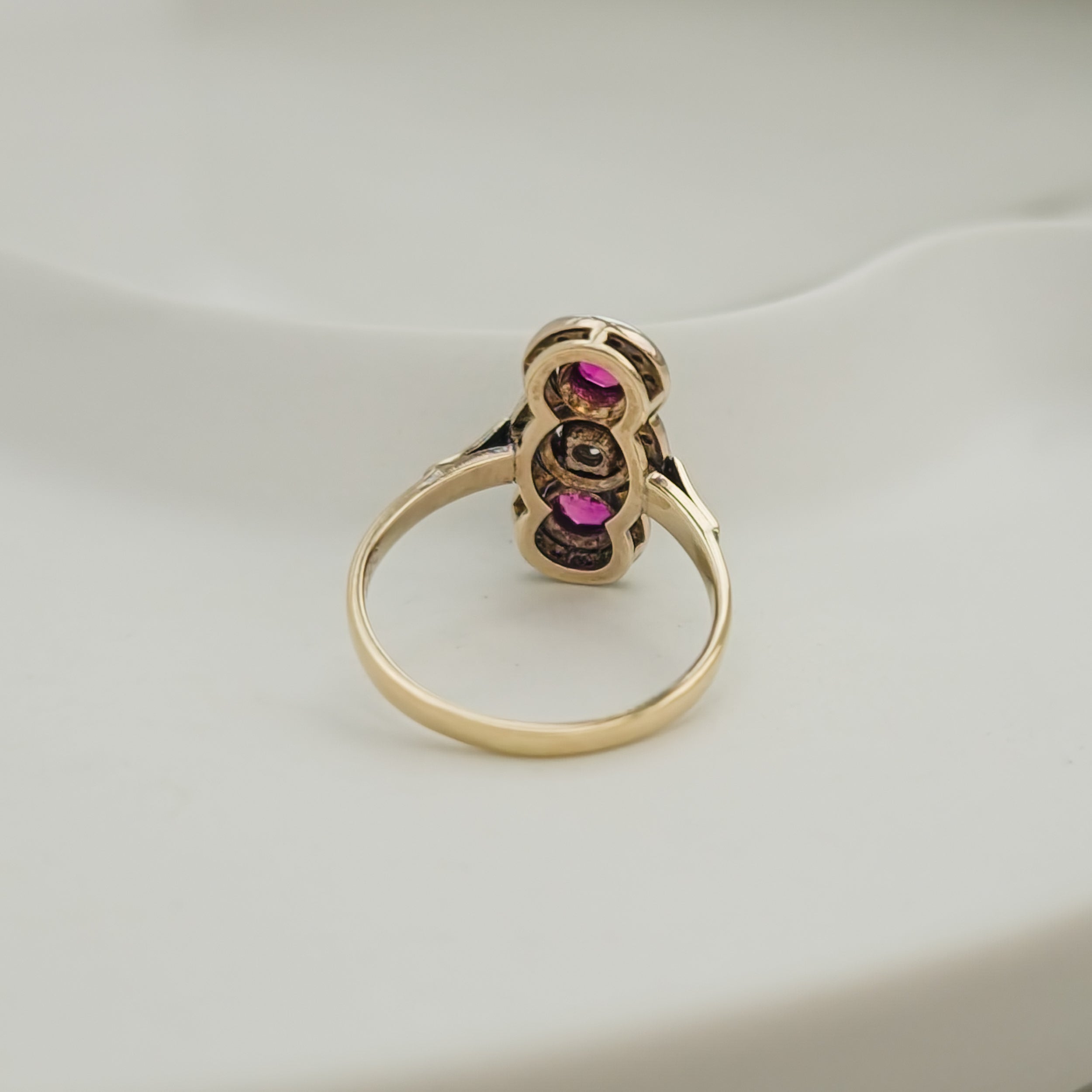 Antiker Triologie-Ring mit Diamant & Rubinen