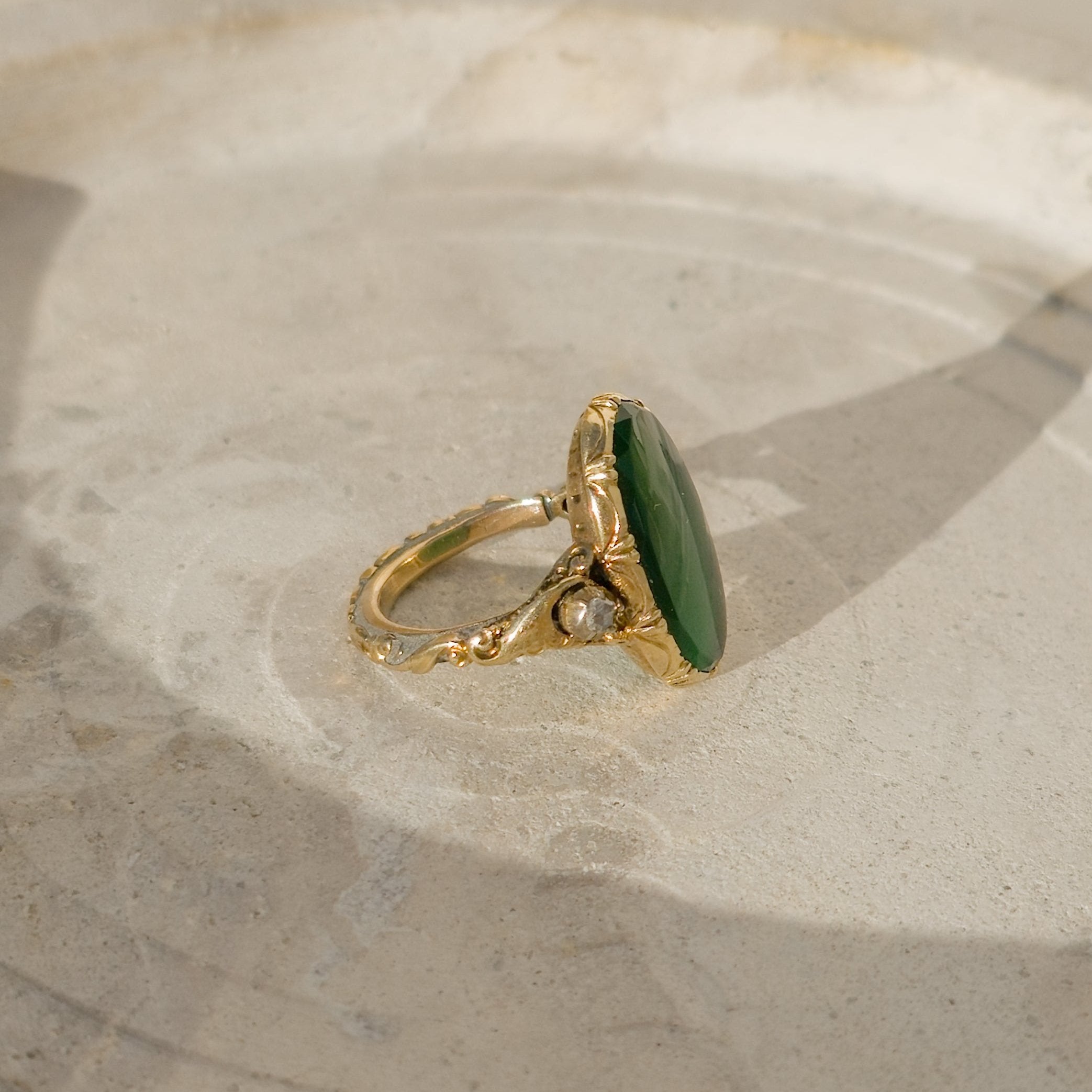 Antiker Ring aus Gold mit Jade