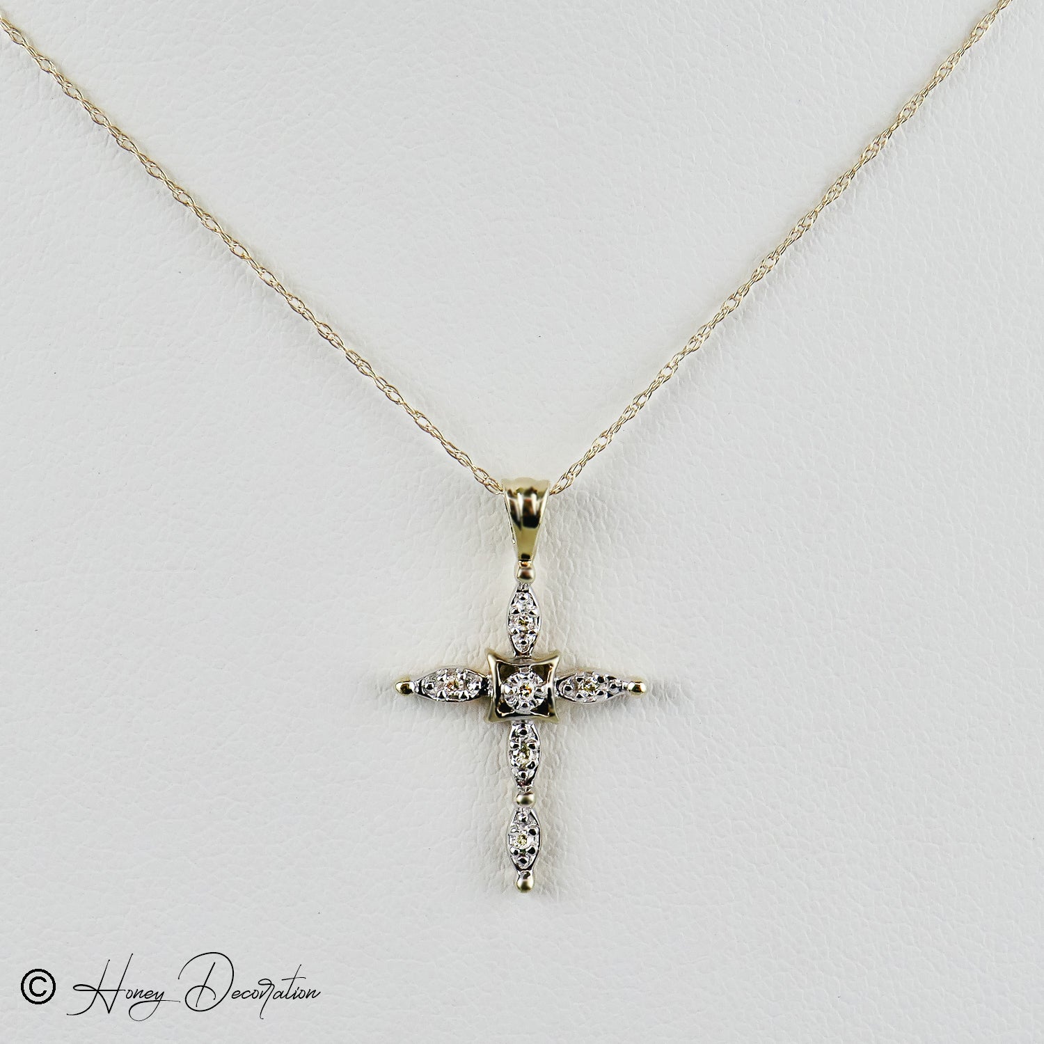 Fine -loving chain with cross pendants and diamonds