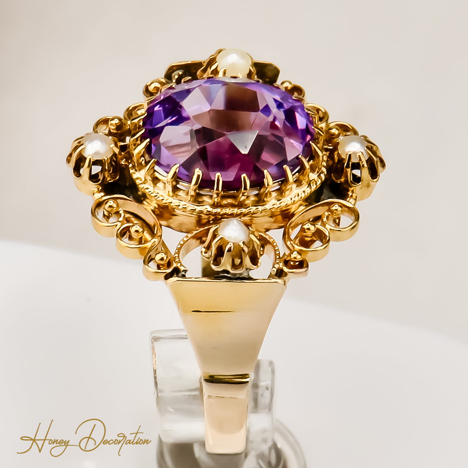 Delicate antique amethystring made of 8 carat gold, a touch of magic