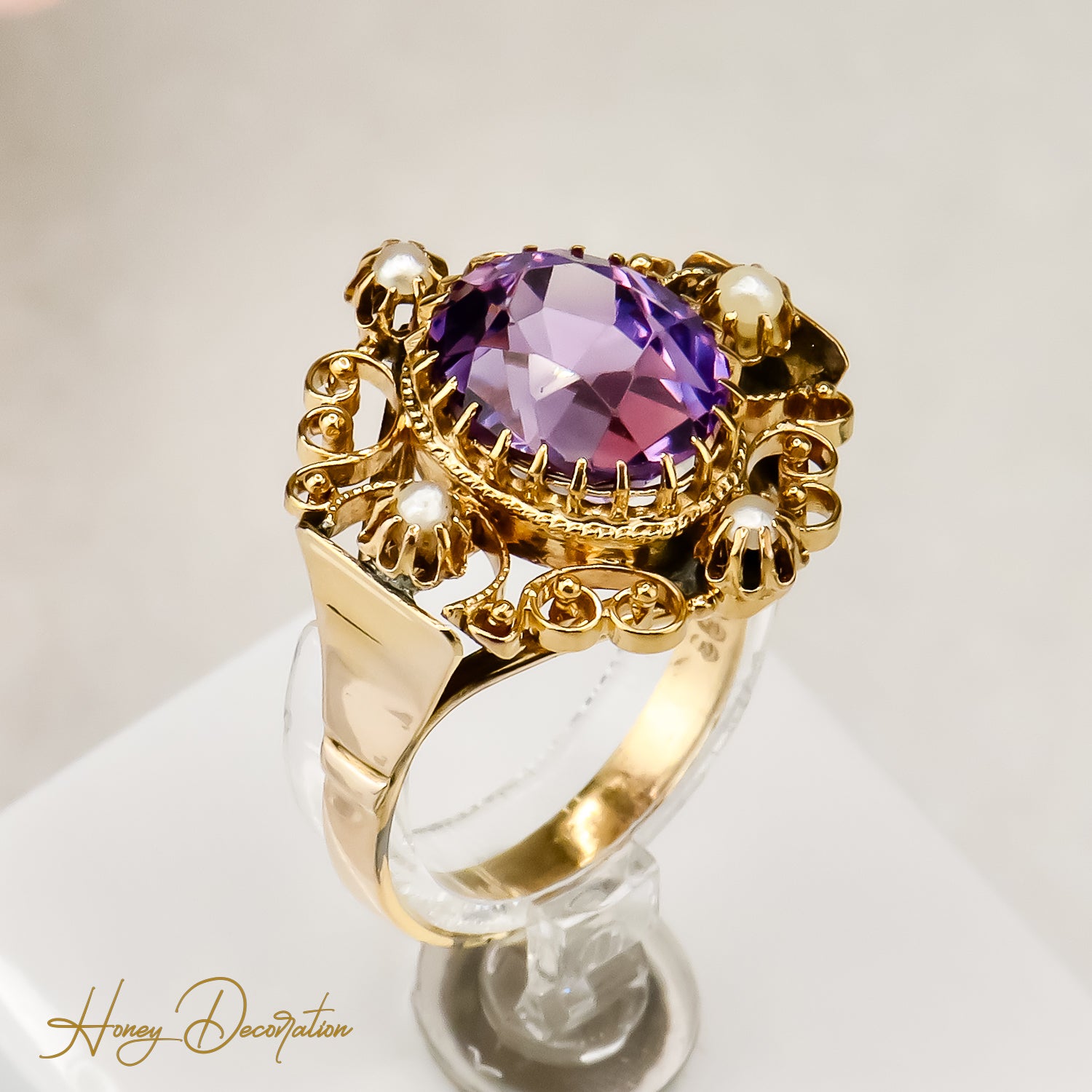 Delicate antique amethystring made of 8 carat gold, a touch of magic