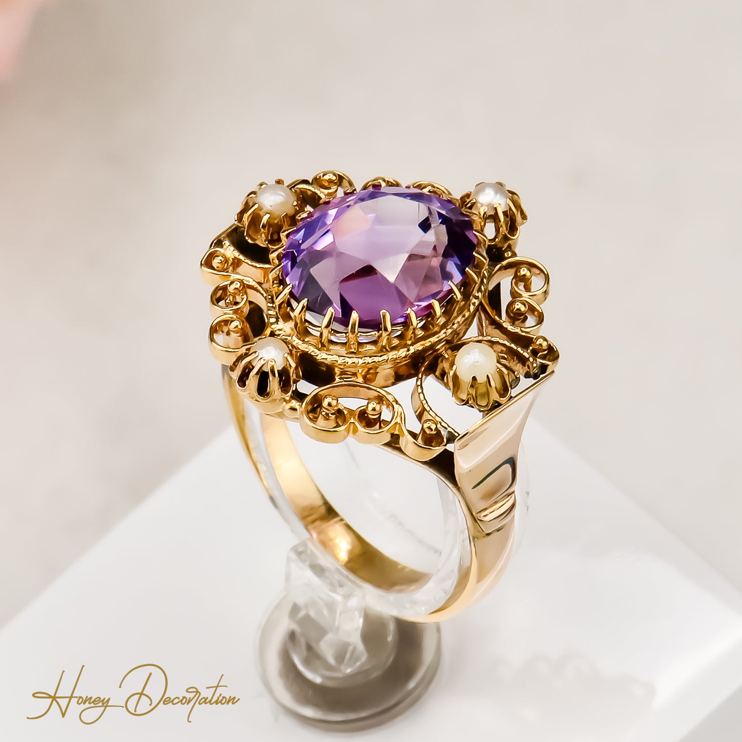 Delicate antique amethystring made of 8 carat gold, a touch of magic