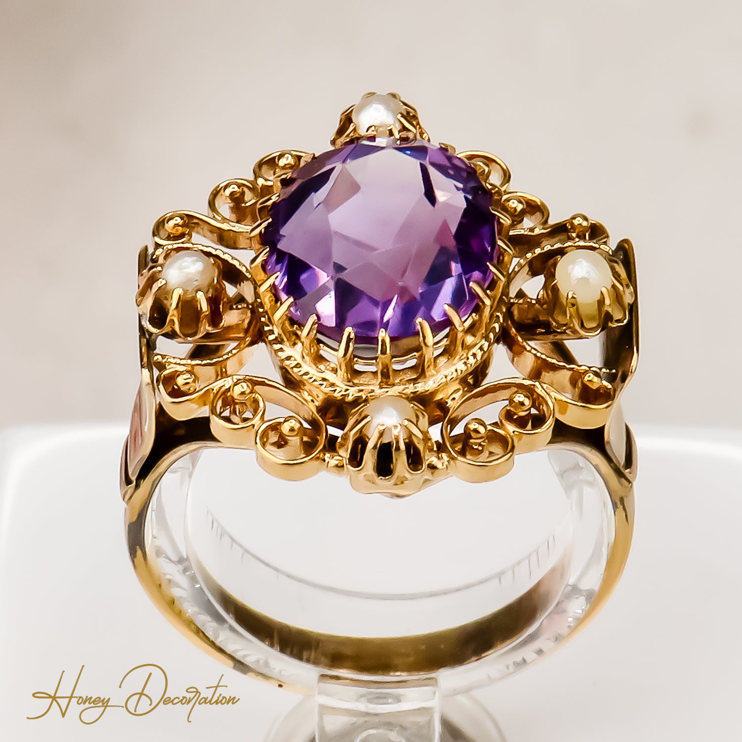 Delicate antique amethystring made of 8 carat gold, a touch of magic