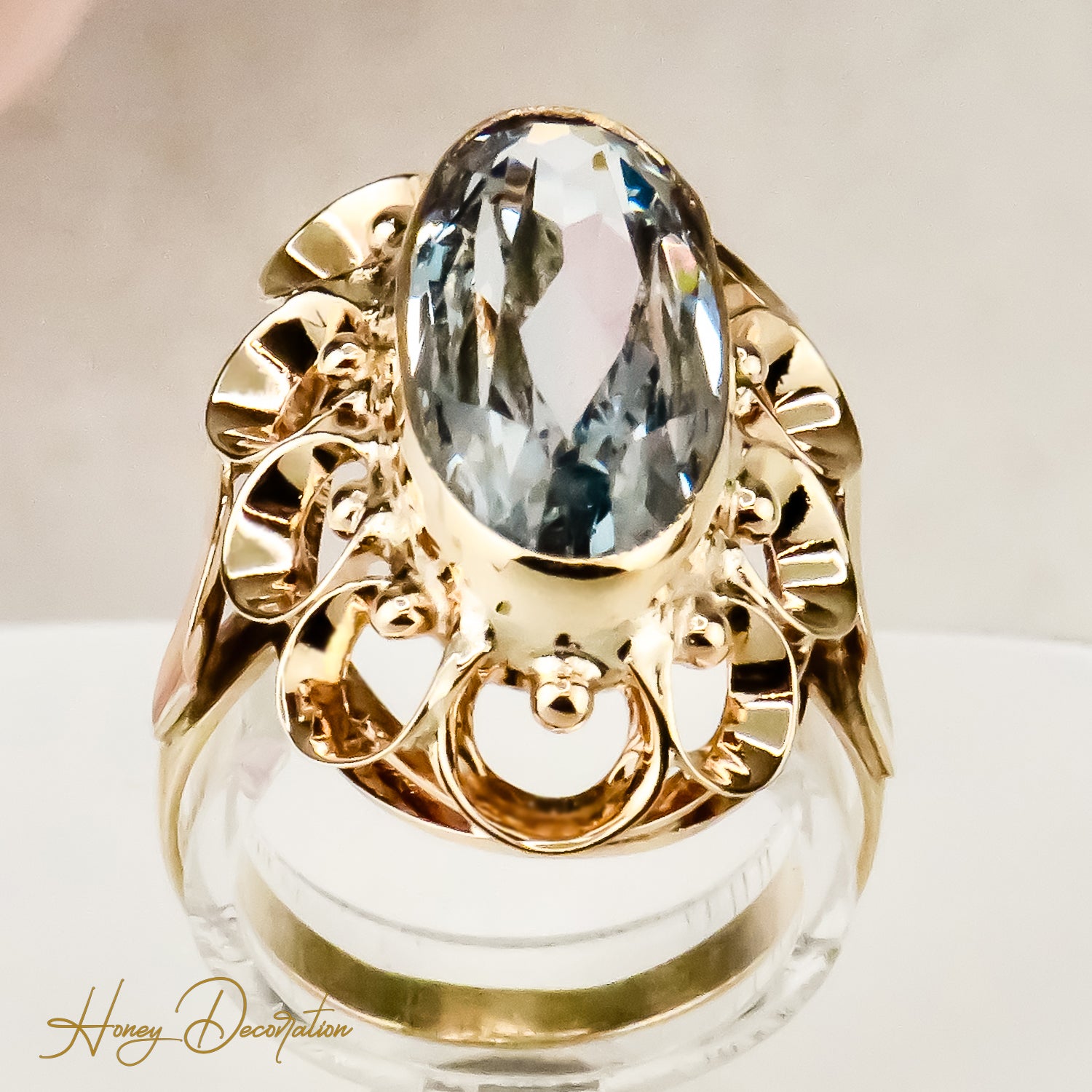 Eleganter 14 Karat Goldring mit hellblauem Edelstein