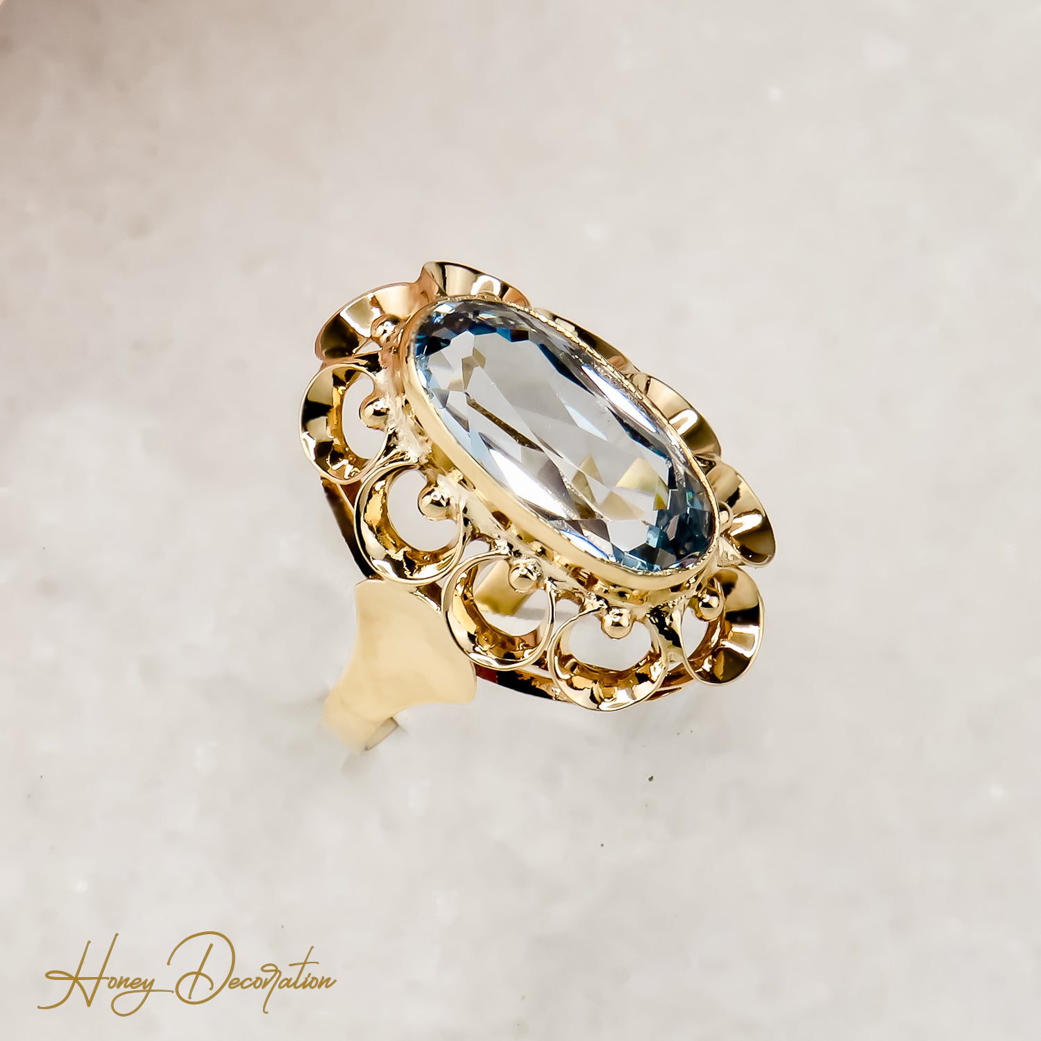 Eleganter 14 Karat Goldring mit hellblauem Edelstein