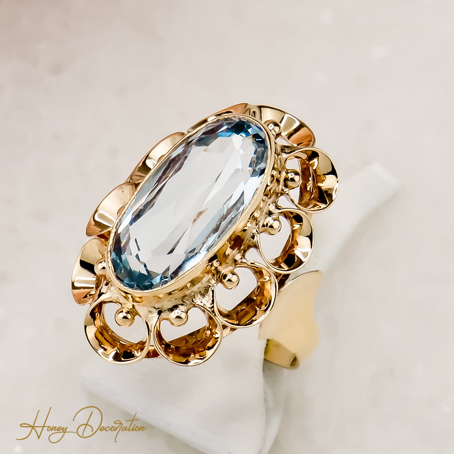 Eleganter 14 Karat Goldring mit hellblauem Edelstein