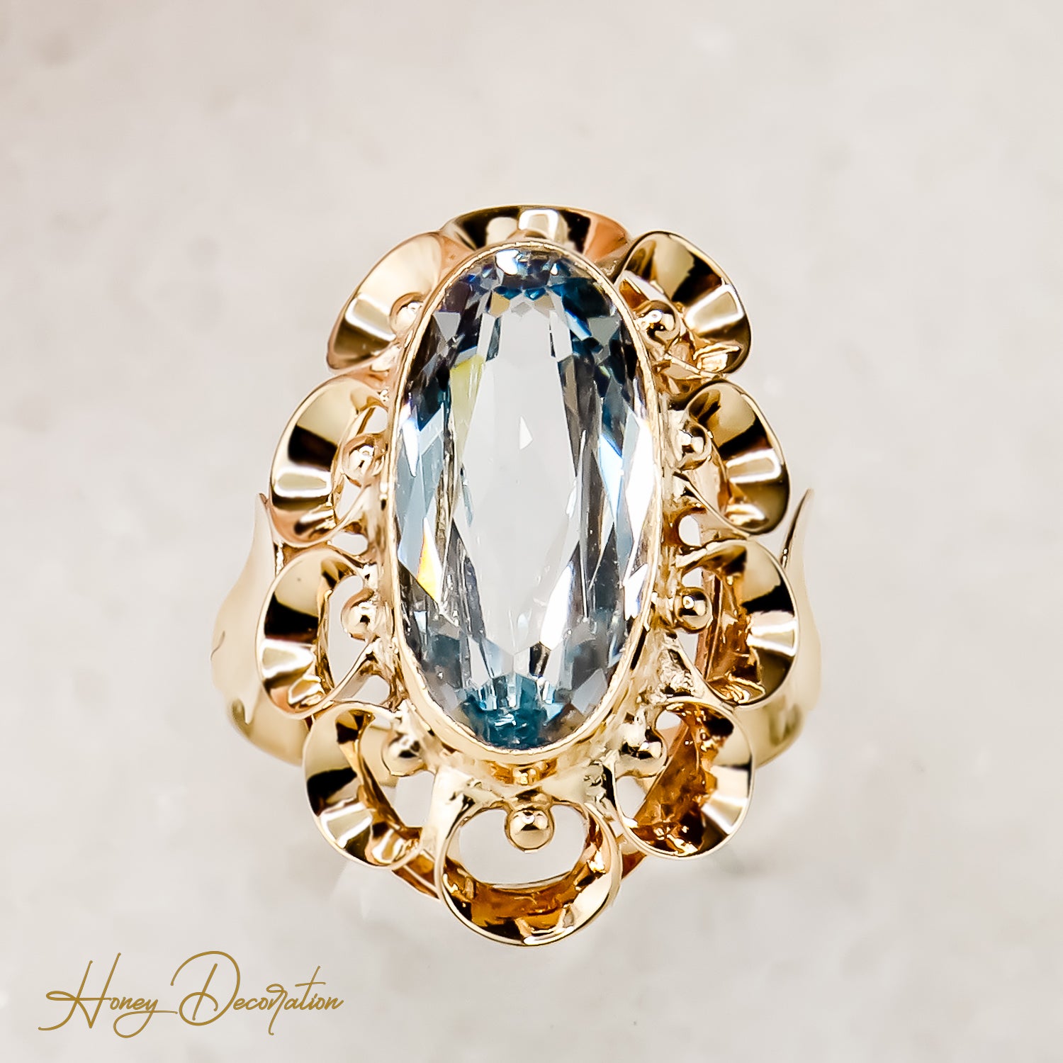 Eleganter 14 Karat Goldring mit hellblauem Edelstein