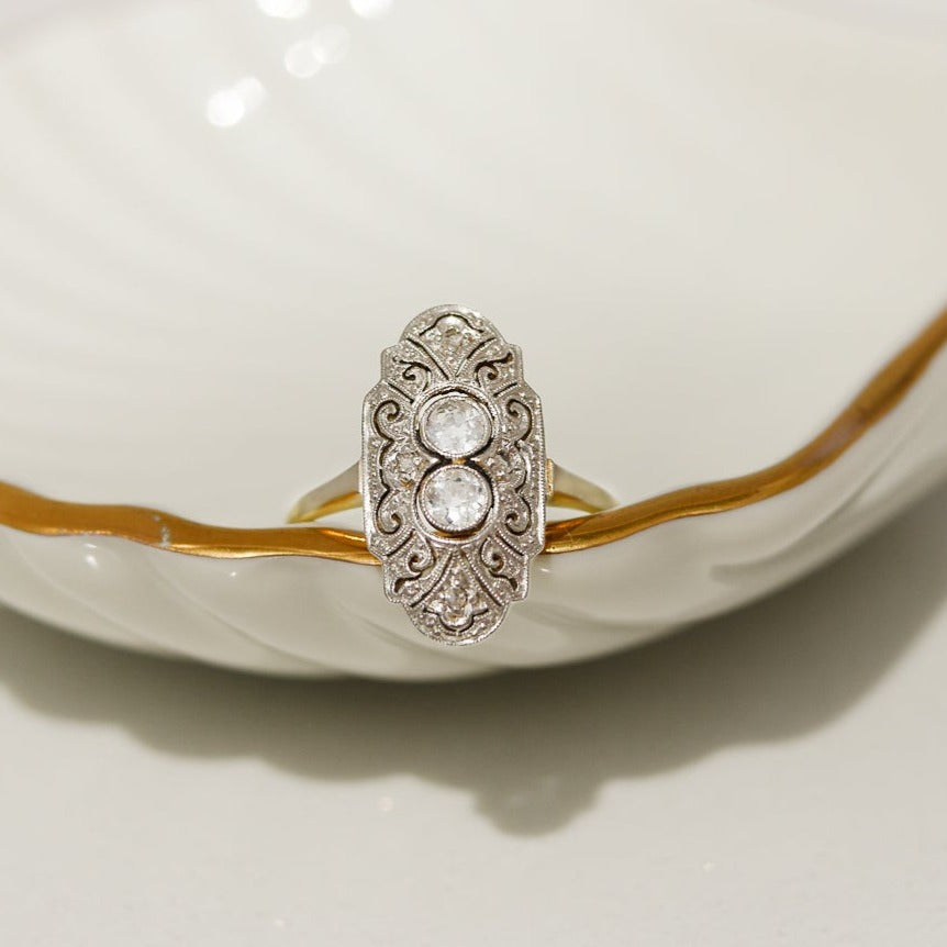 585 gold ring with diamonds - classic and luxurious