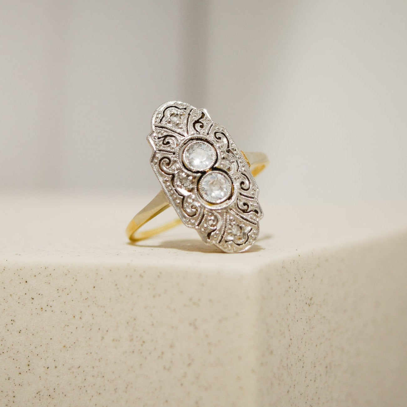 585 gold ring with diamonds - classic and luxurious