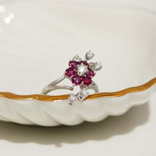18 Karat Weißgoldring mit Diamanten und Rubinen – Florale Schönheit