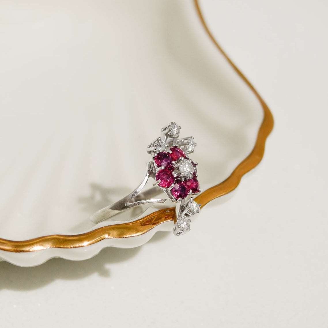 18 Karat Weißgoldring mit Diamanten und Rubinen – Florale Schönheit