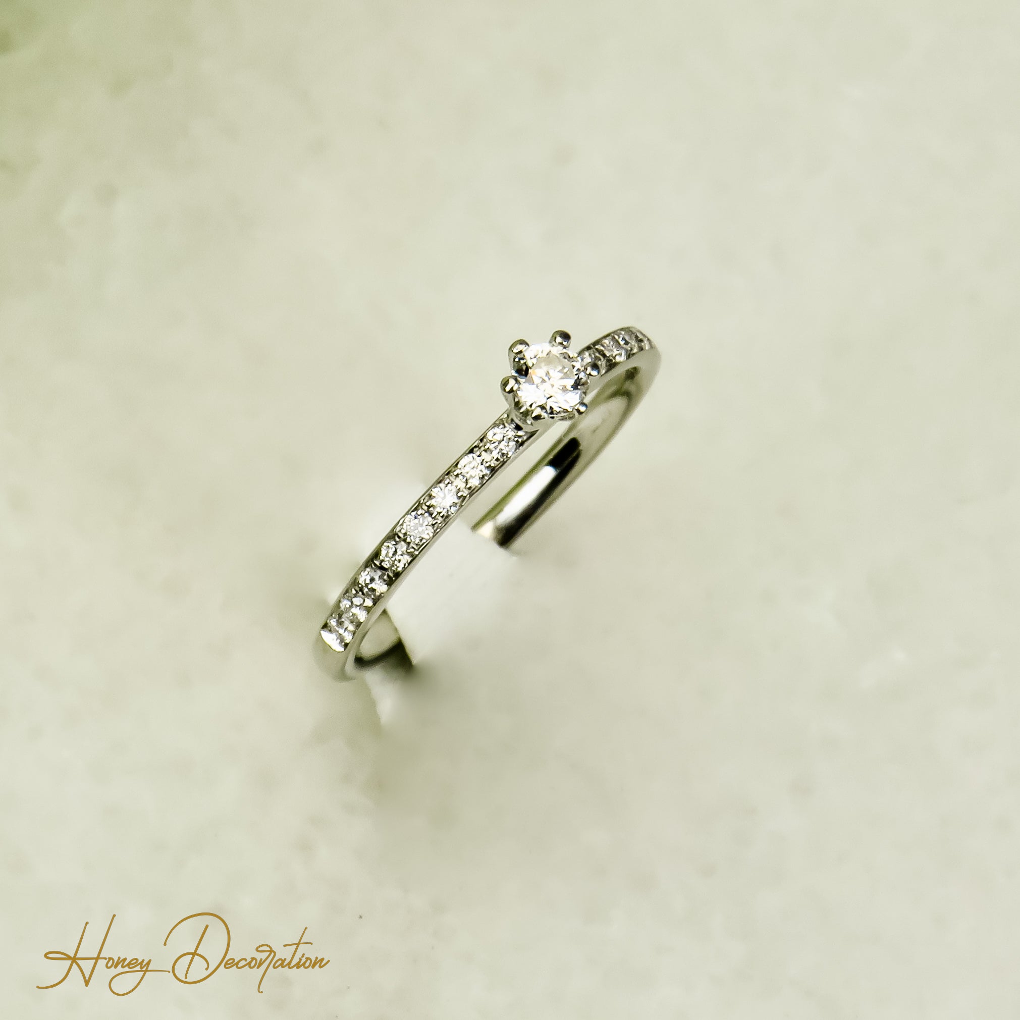 Platin ring with brilliant - highest elegance