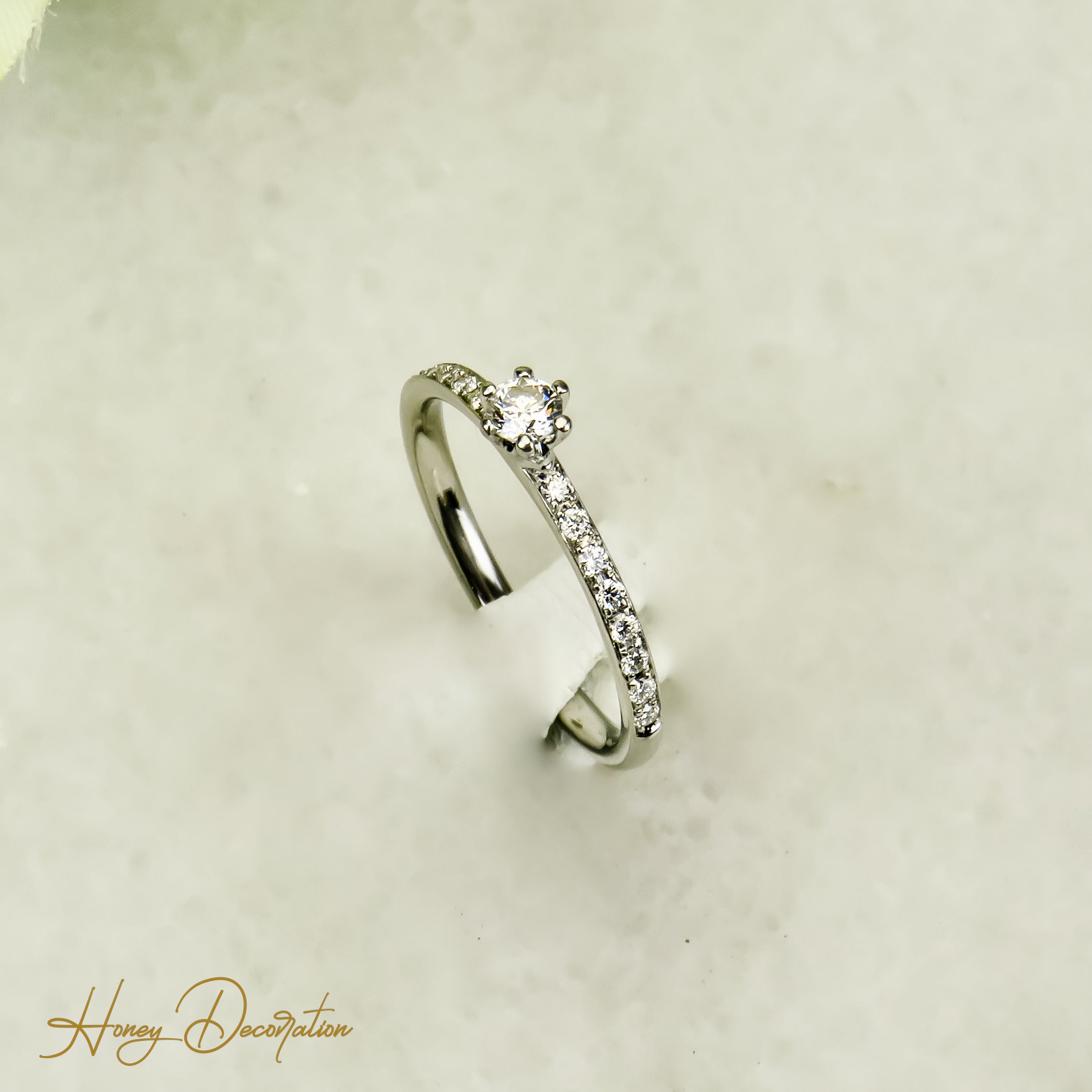 Platin ring with brilliant - highest elegance