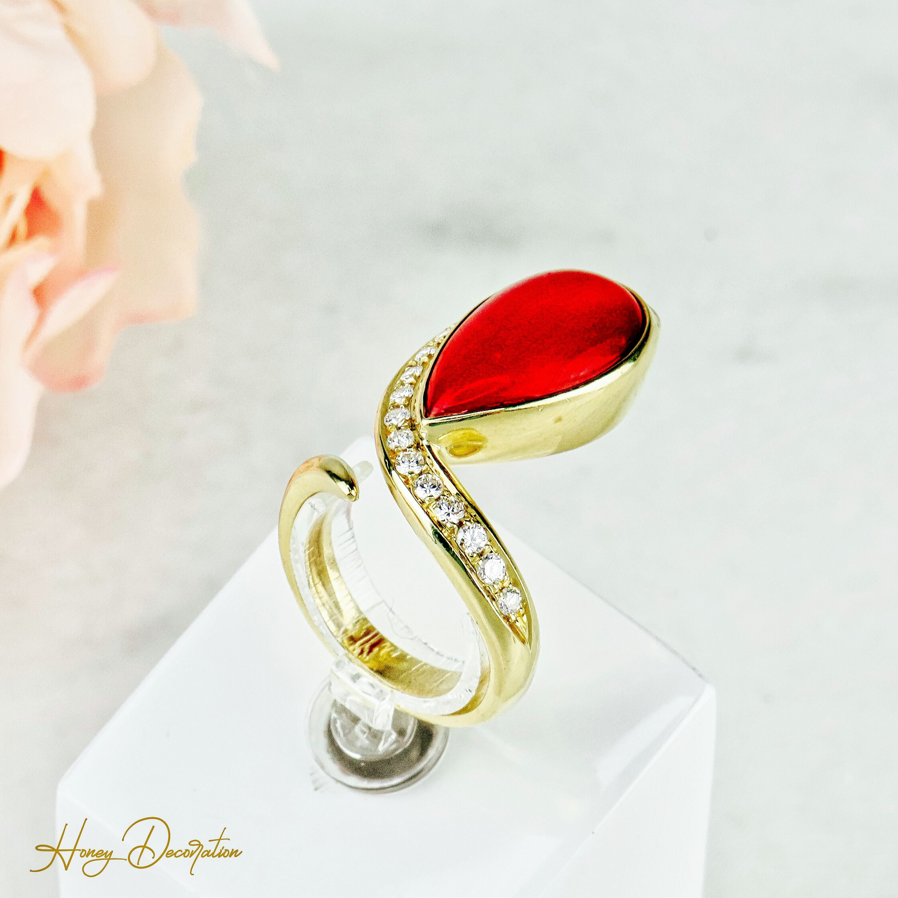 Ring 18 karat gold with coral and brilliant