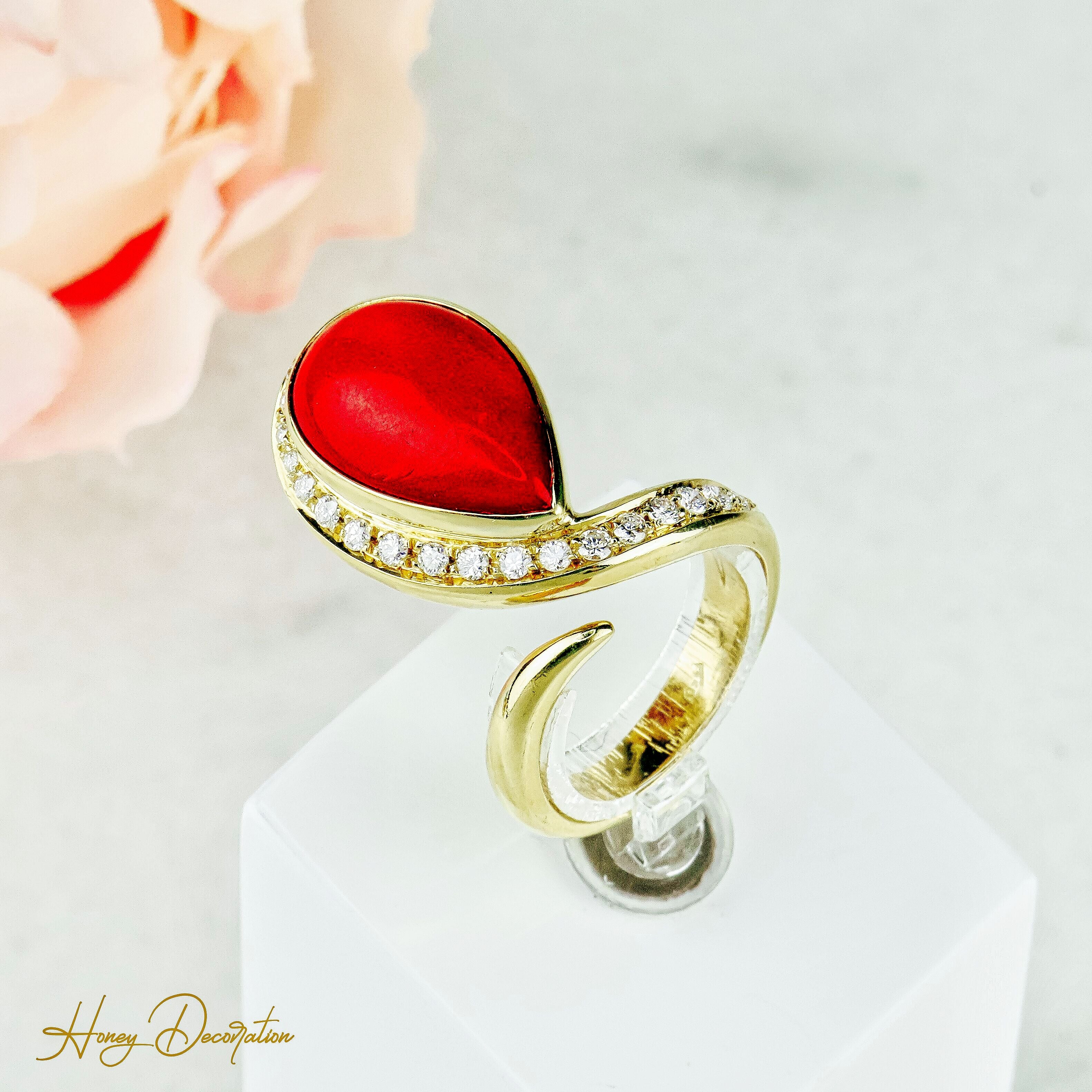 Ring 18 karat gold with coral and brilliant