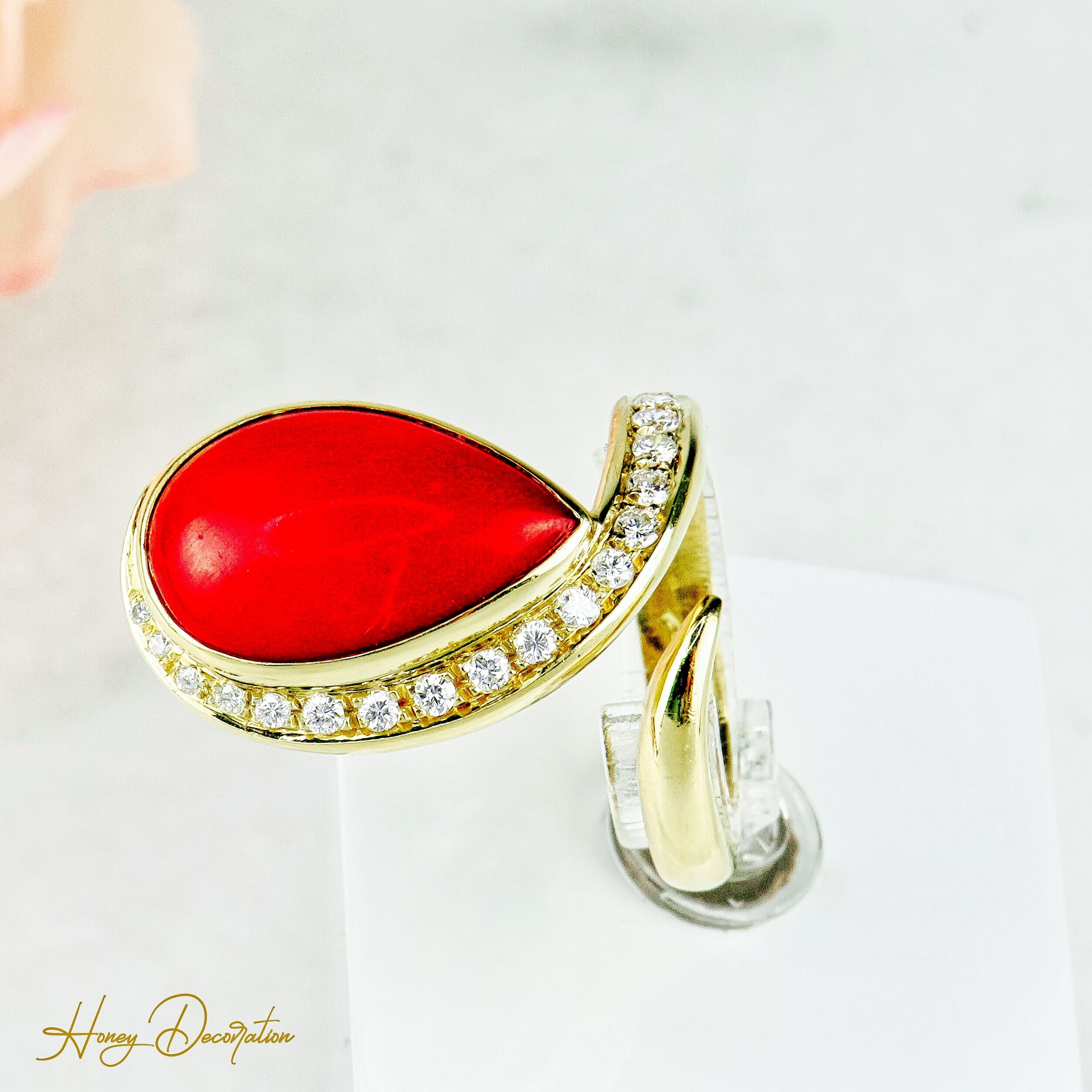 Ring 18 karat gold with coral and brilliant