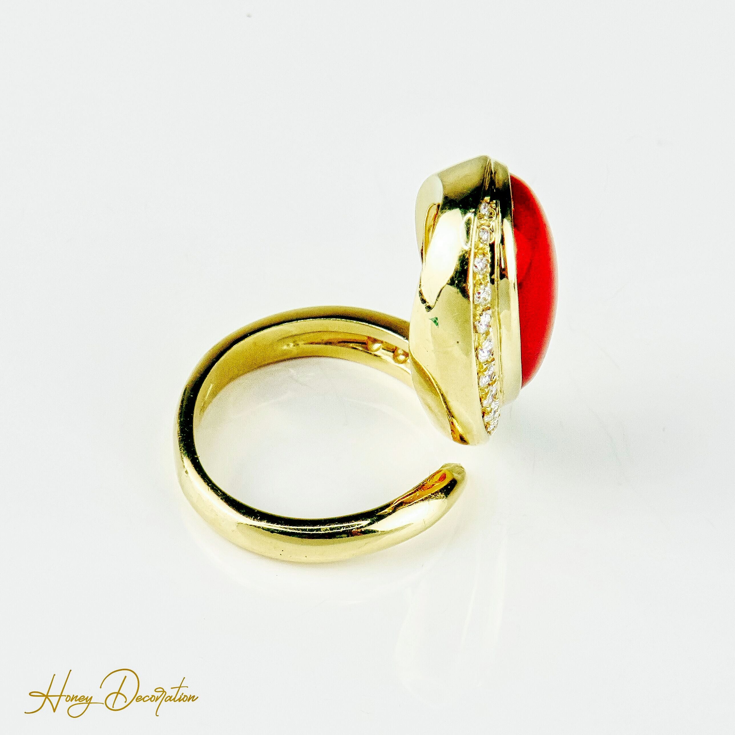 Ring 18 karat gold with coral and brilliant