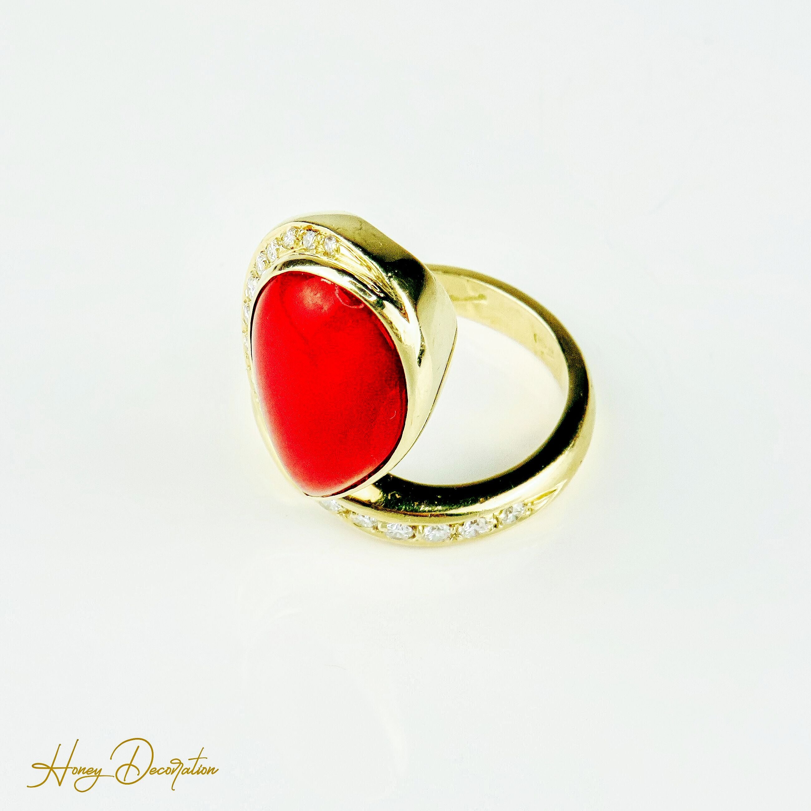 Ring 18 karat gold with coral and brilliant