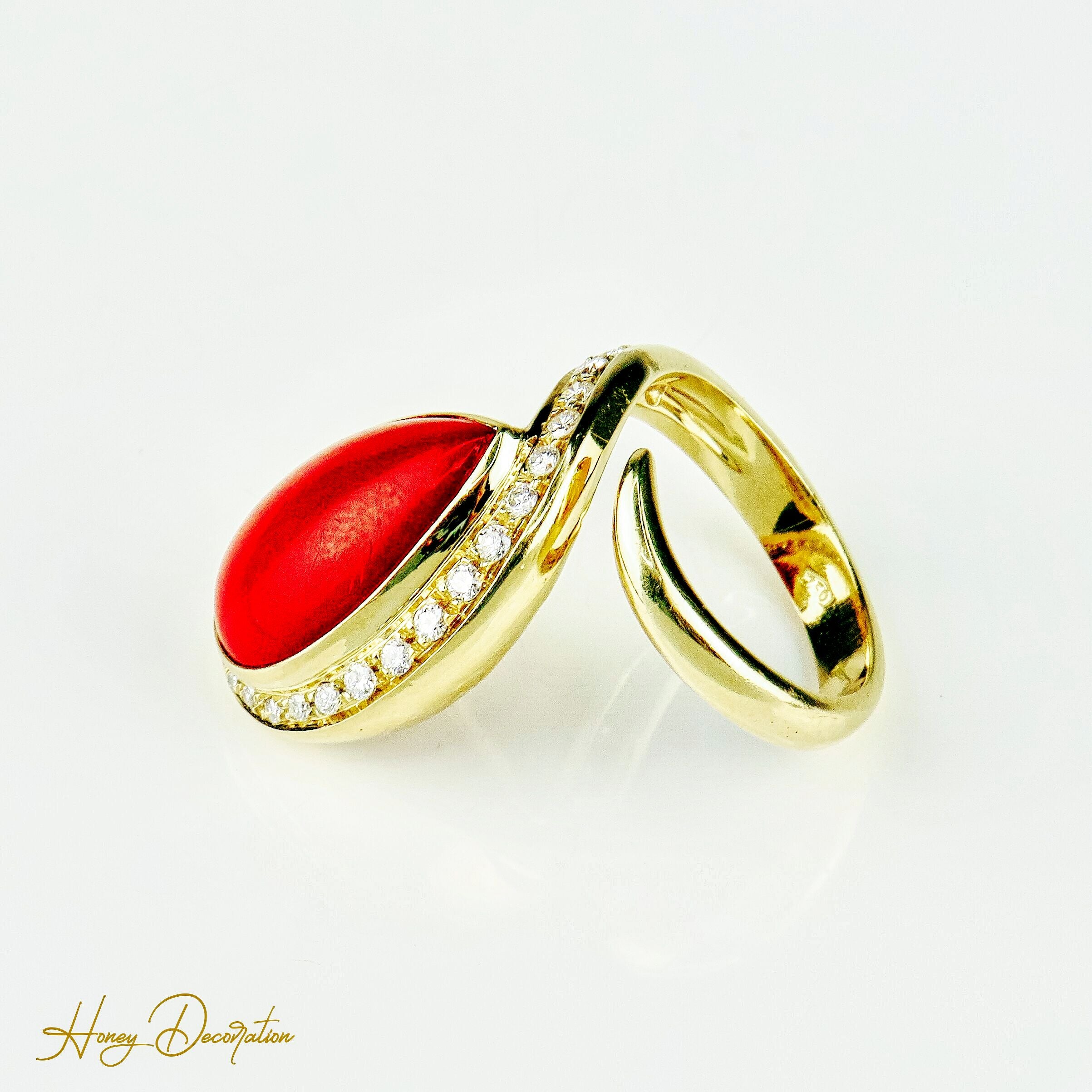 Ring 18 karat gold with coral and brilliant