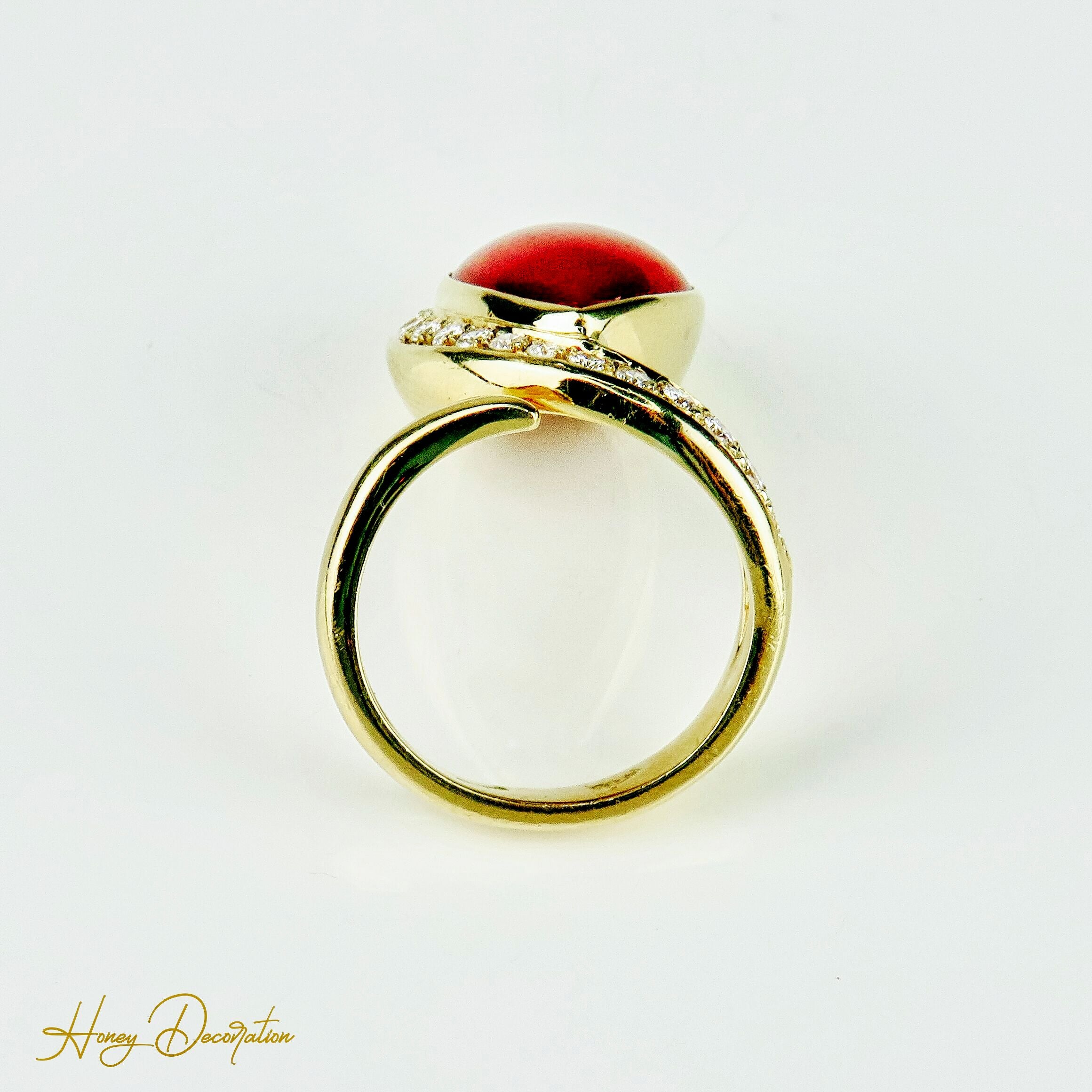 Ring 18 karat gold with coral and brilliant