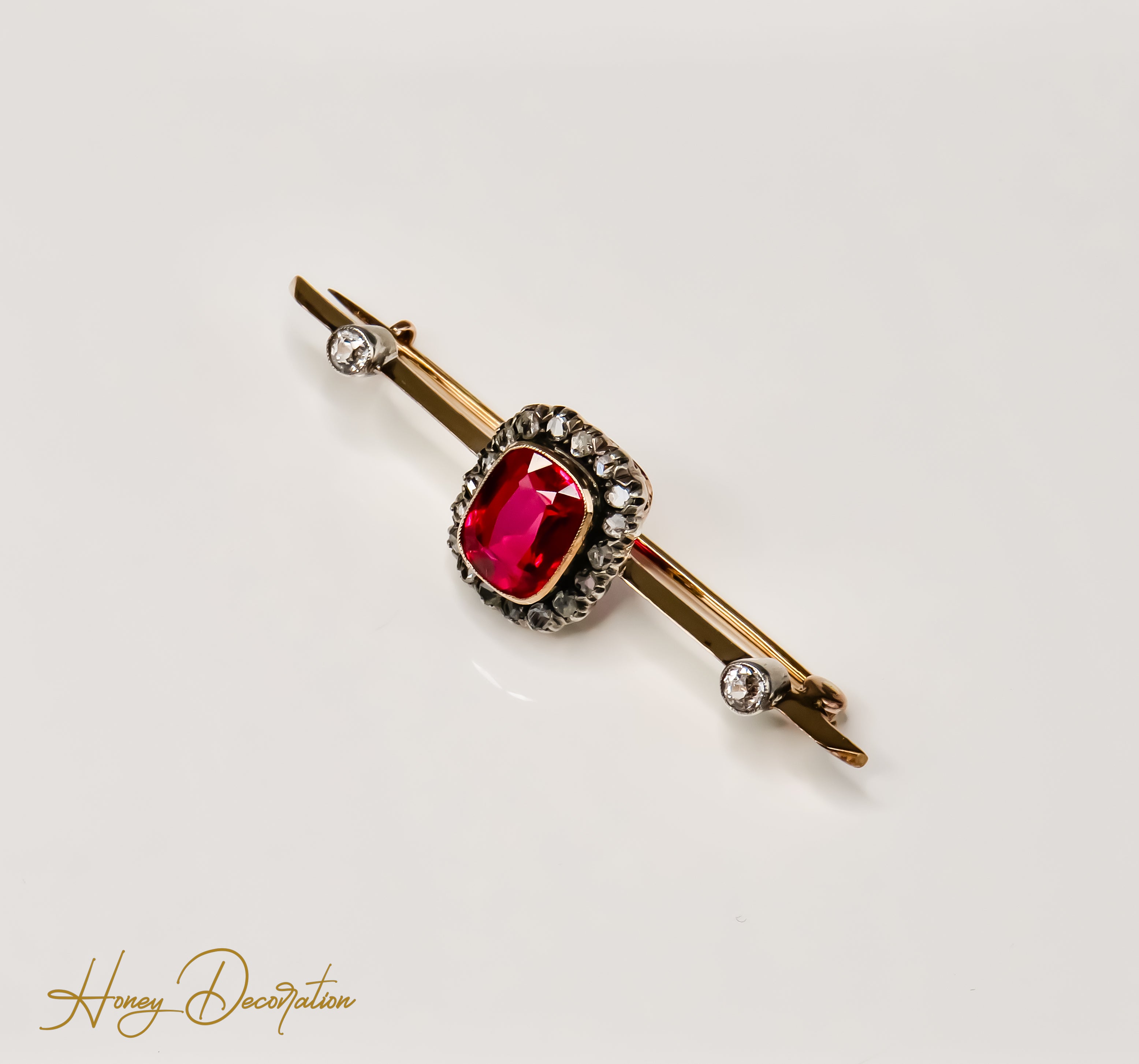 Antique brooch with ruby ​​& diamonds