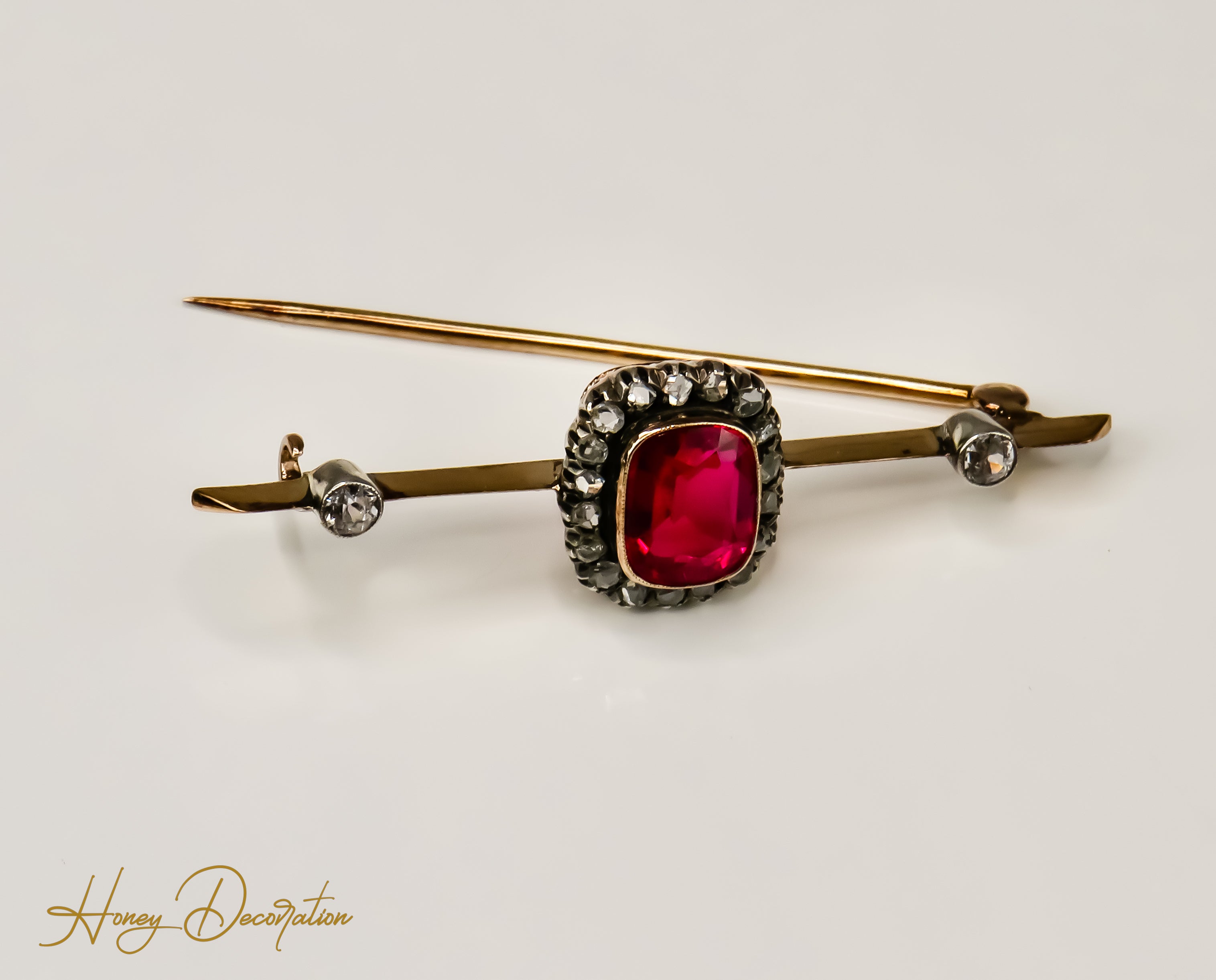 Antique brooch with ruby ​​& diamonds