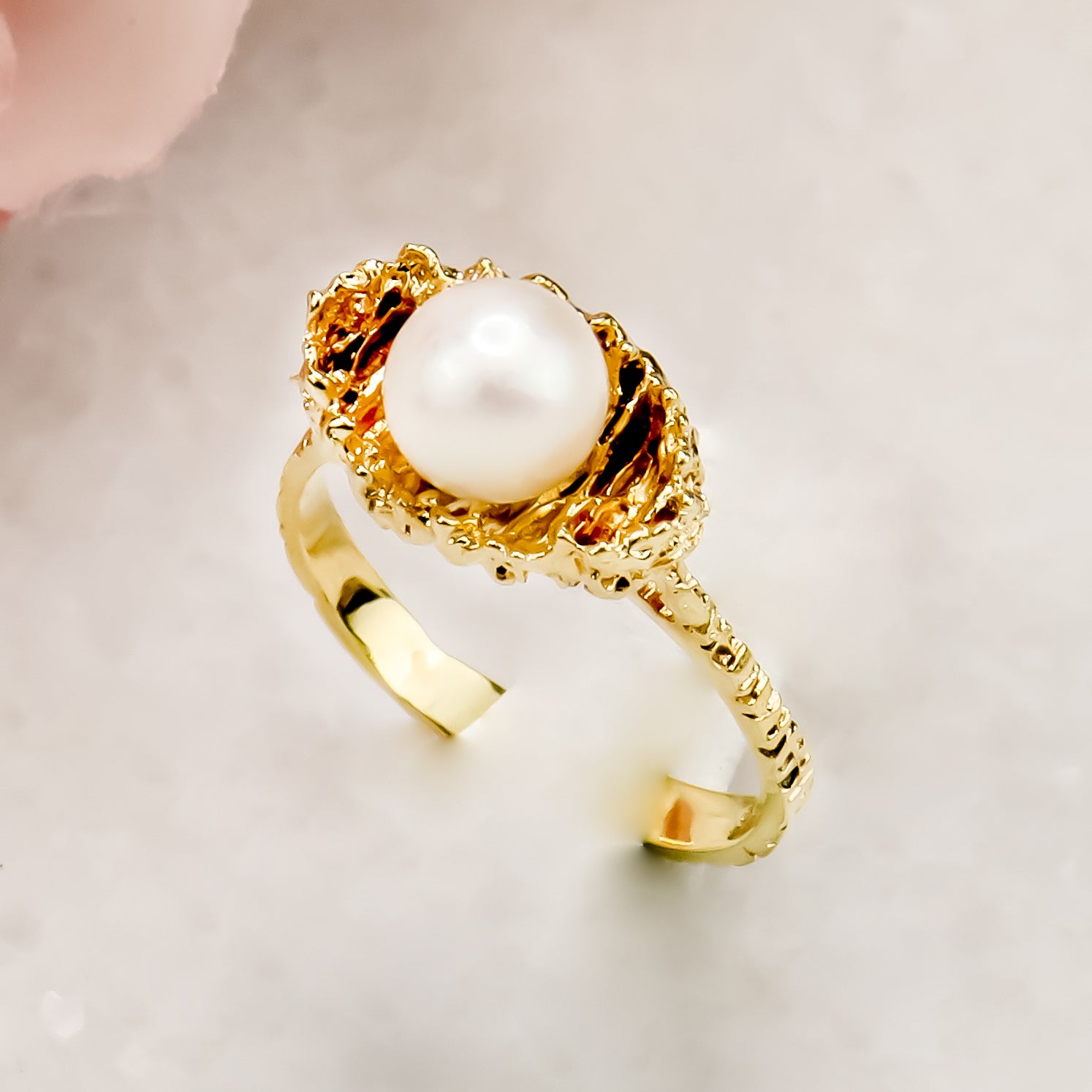 Elegant pearl ring made of 14 karat gold