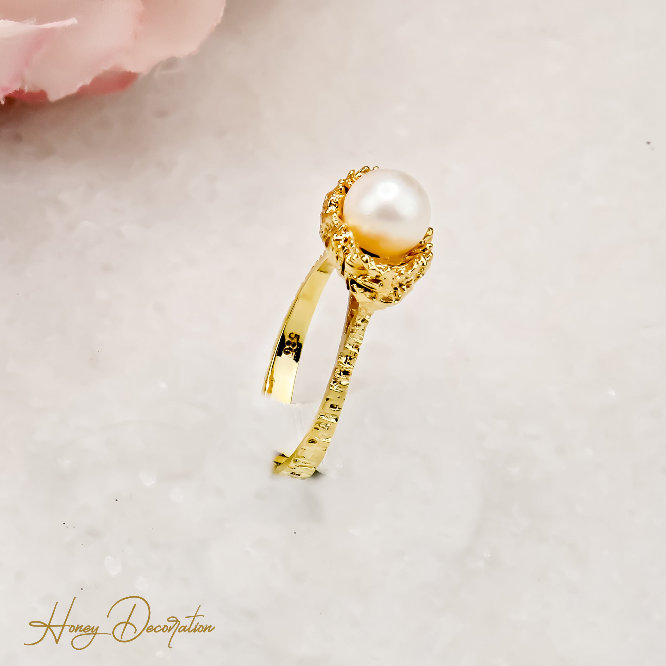 Elegant pearl ring made of 14 karat gold