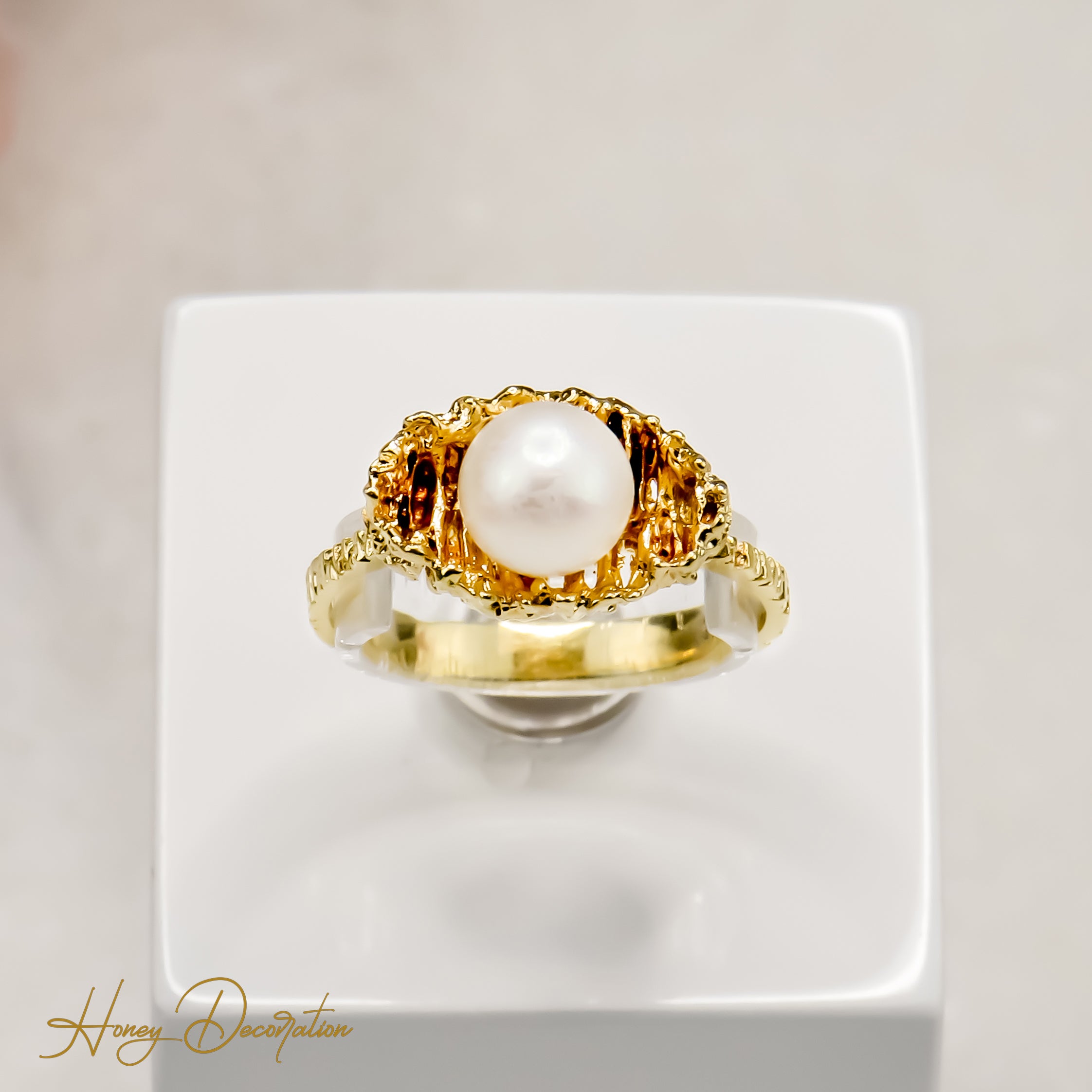 Elegant pearl ring made of 14 karat gold