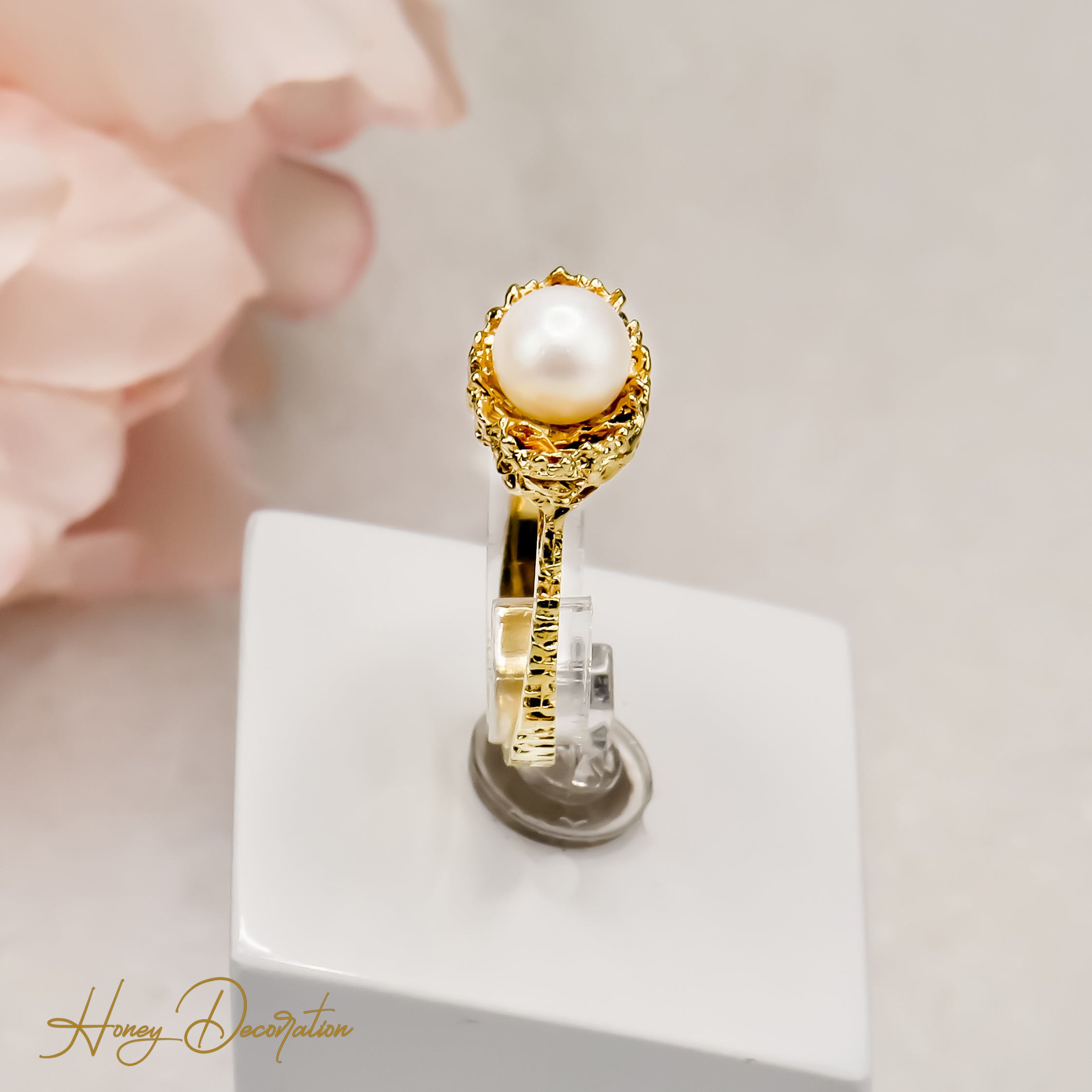 Elegant pearl ring made of 14 karat gold