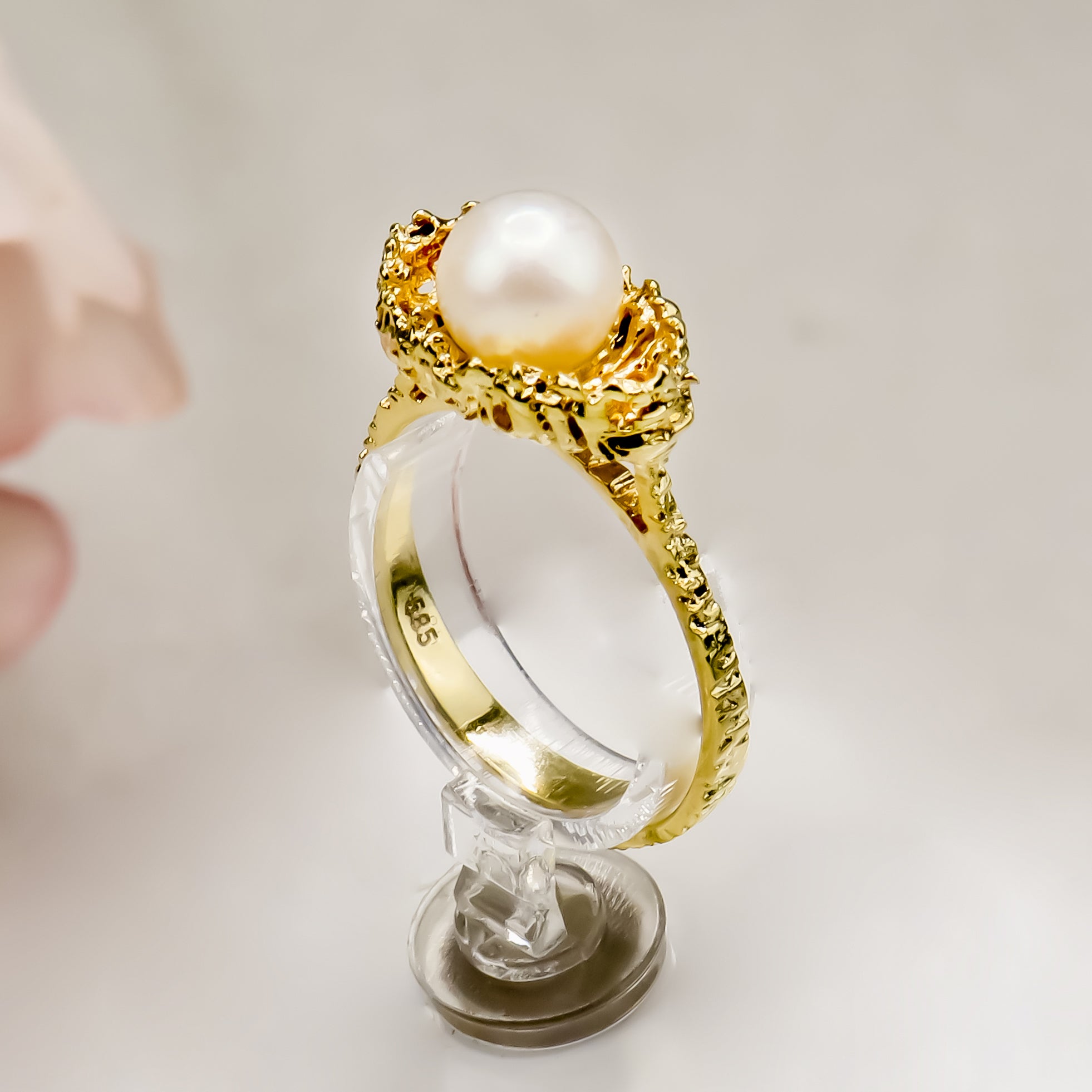 Elegant pearl ring made of 14 karat gold