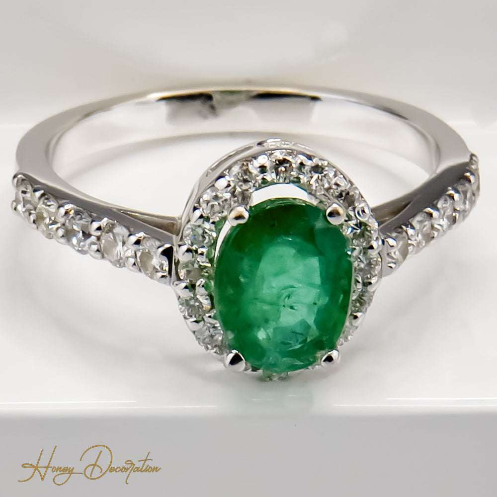 Vintage emerald ring with brilliantly white gold