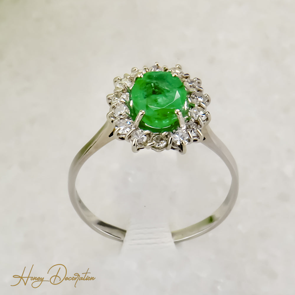 Luxurious emerald ring from 750 white gold