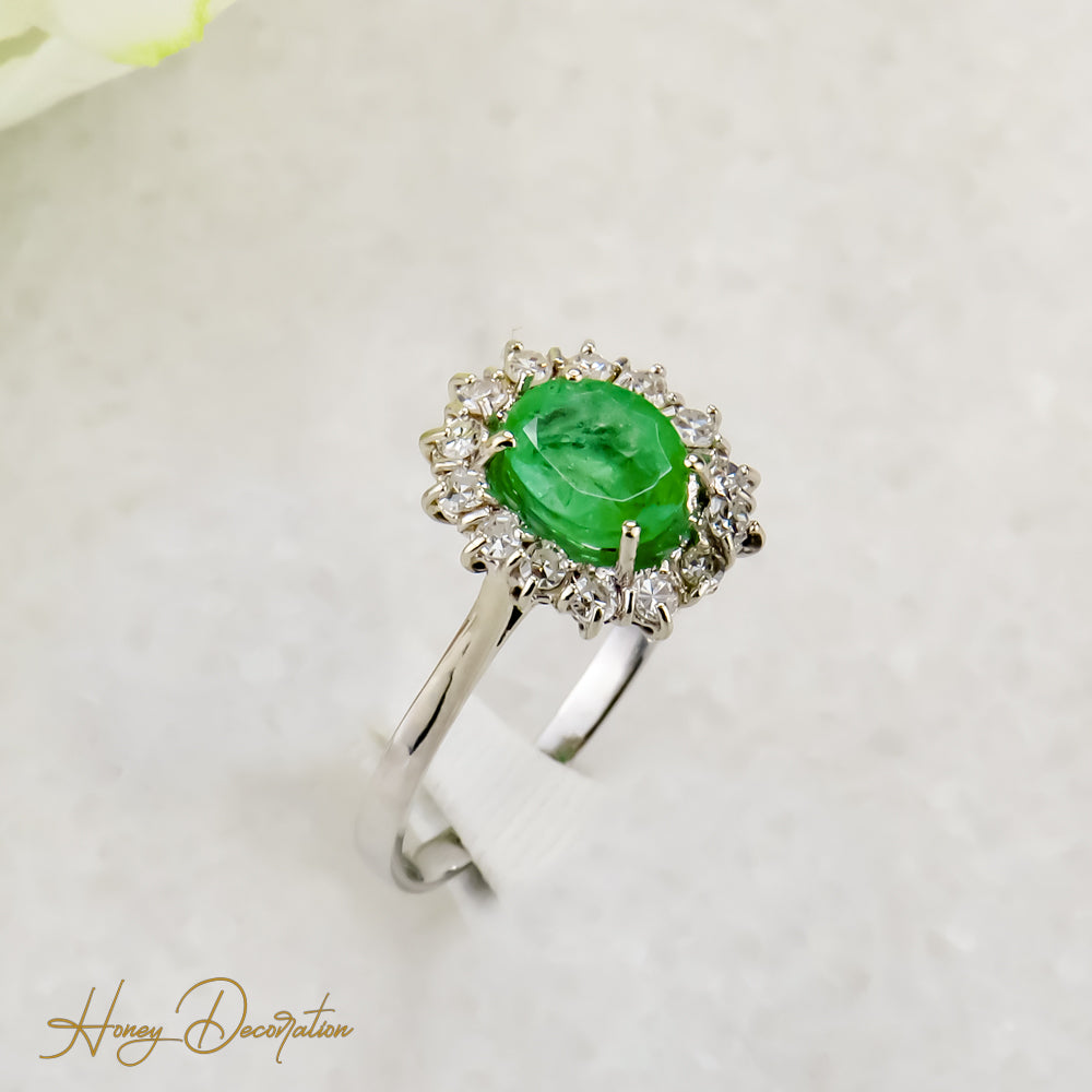 Luxurious emerald ring from 750 white gold