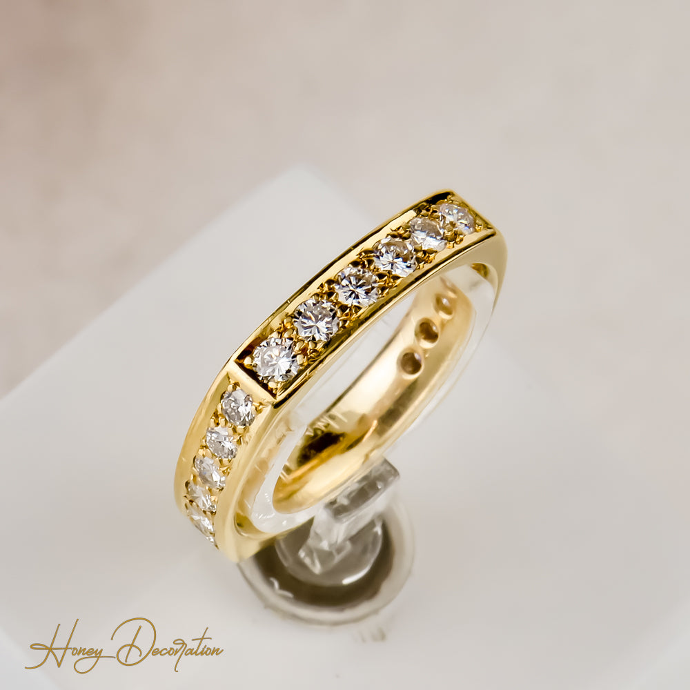 18 Karat Memory Ring occupied with magnificent diamonds