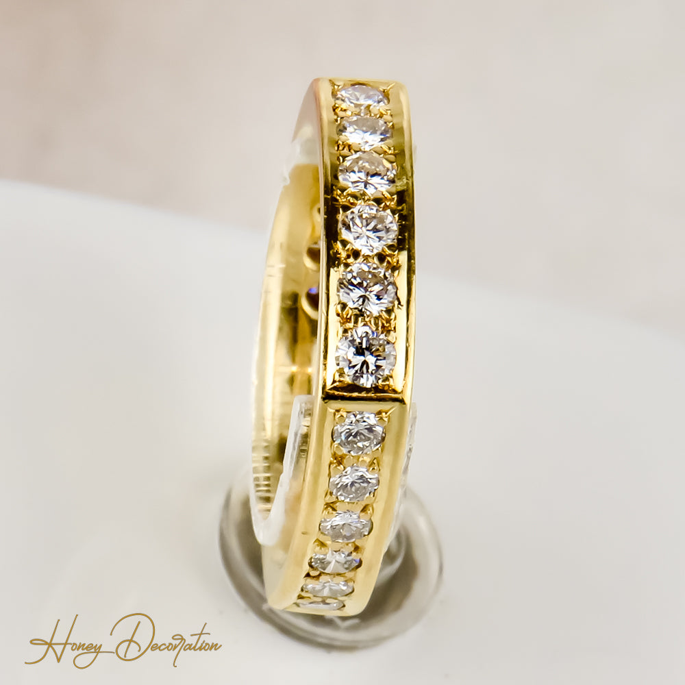 18 Karat Memory Ring occupied with magnificent diamonds