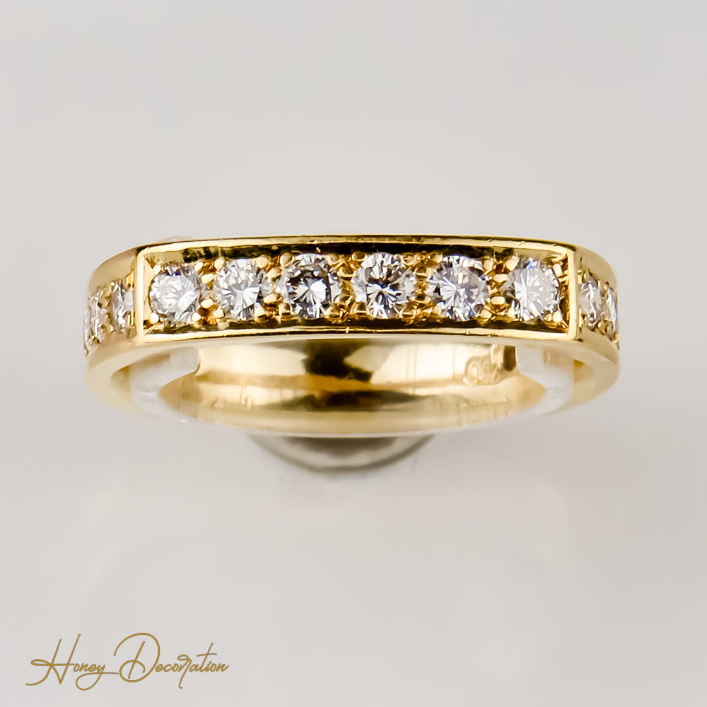 18 Karat Memory Ring occupied with magnificent diamonds