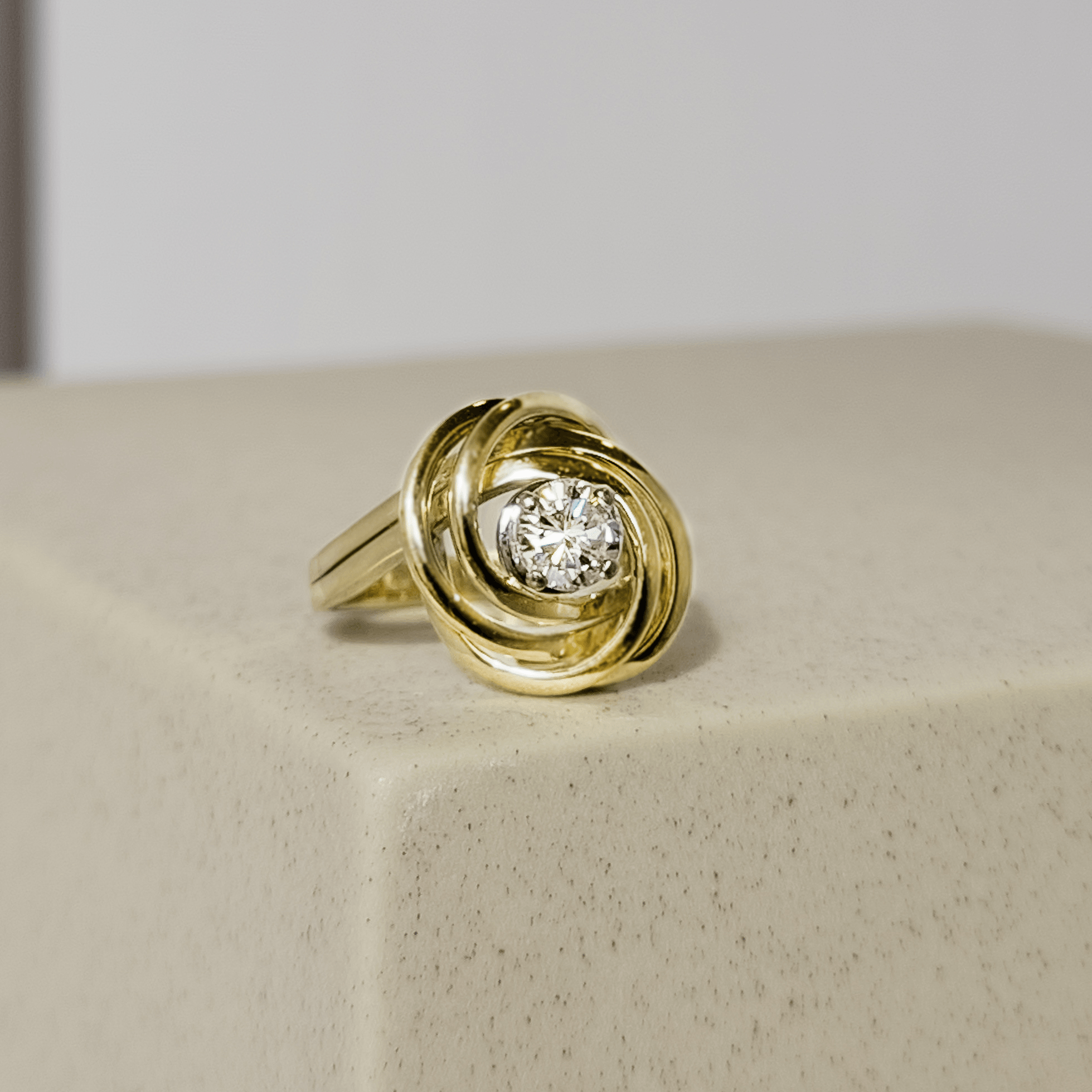 Solitärring mit Brillant aus 14 Karat Gold in einzigartigem Design - Honey Decoration