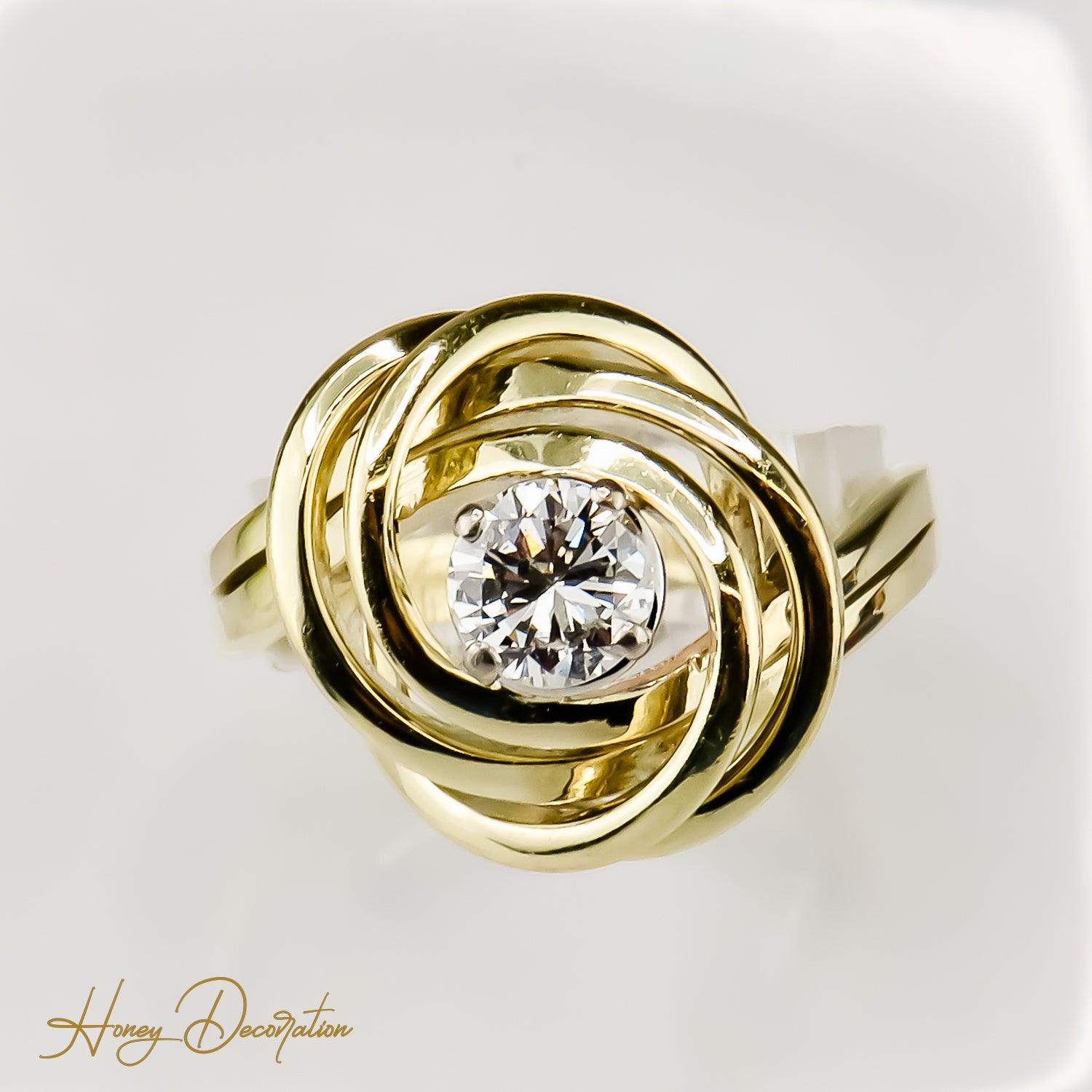 Solitärring mit Brillant aus 14 Karat Gold in einzigartigem Design - Honey Decoration