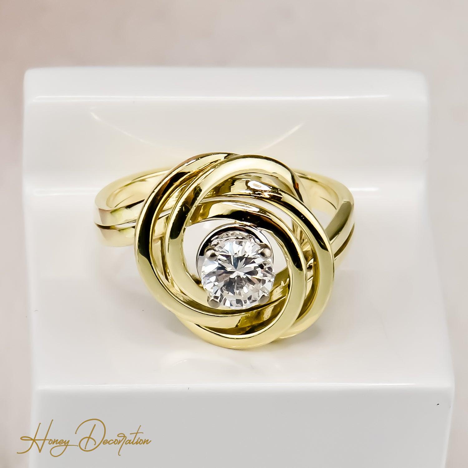 Solitärring mit Brillant aus 14 Karat Gold in einzigartigem Design - Honey Decoration